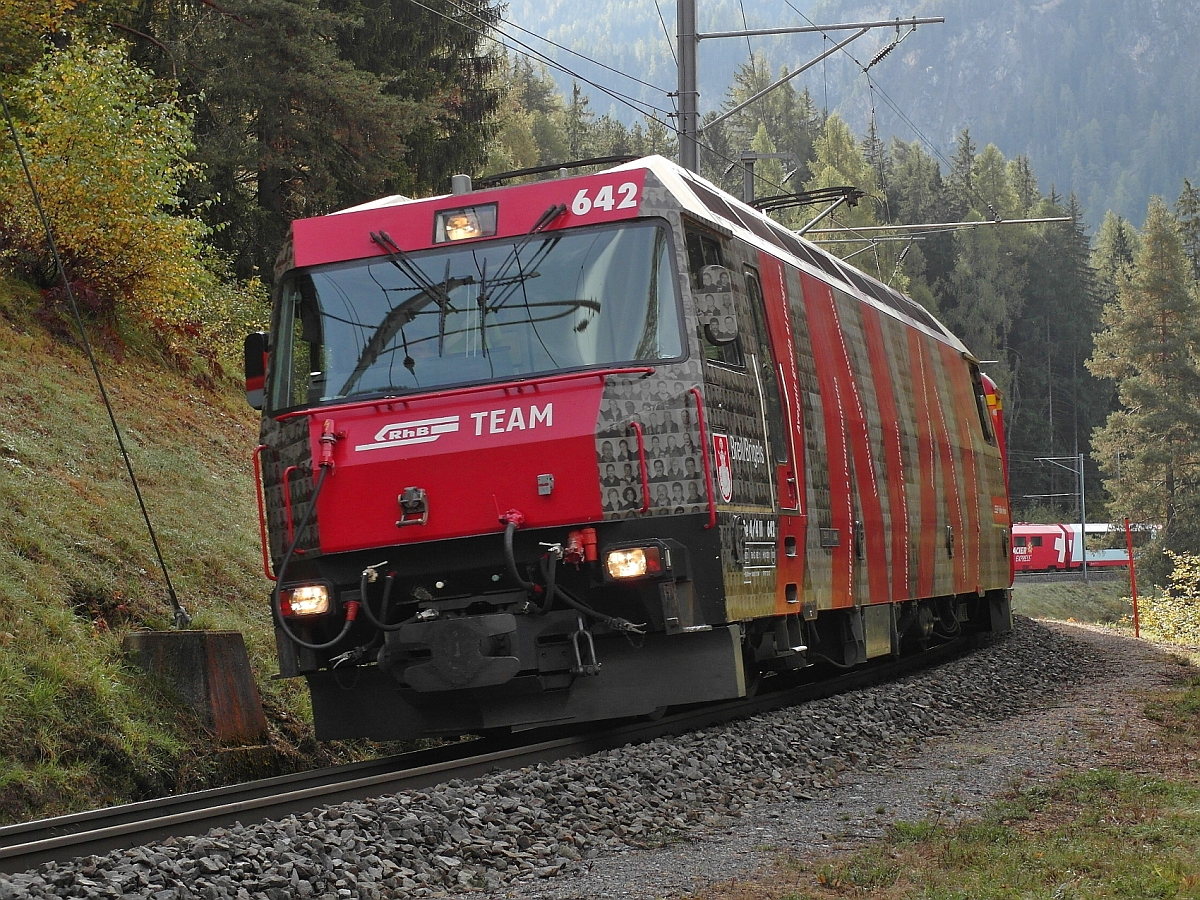 Ge 4/4 III 642 mit dem GEX 905 von St. Moritz nach Zermatt am 12.10.2014 kurz vor der Einfahrt in den Landwasser-Tunnel.