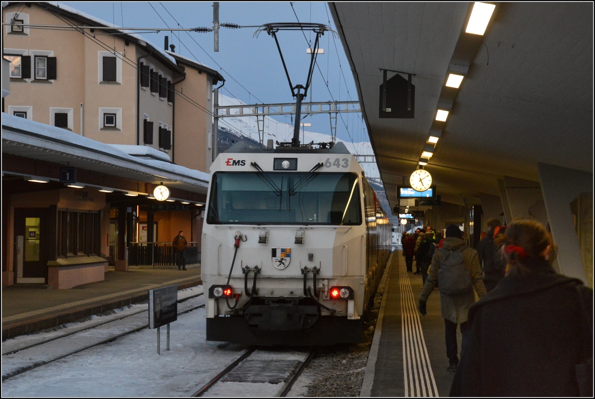 Ge 4/4 III 643 der RhB mit einem IR St. Moritz-Chur. Samedan, Januar 2020.