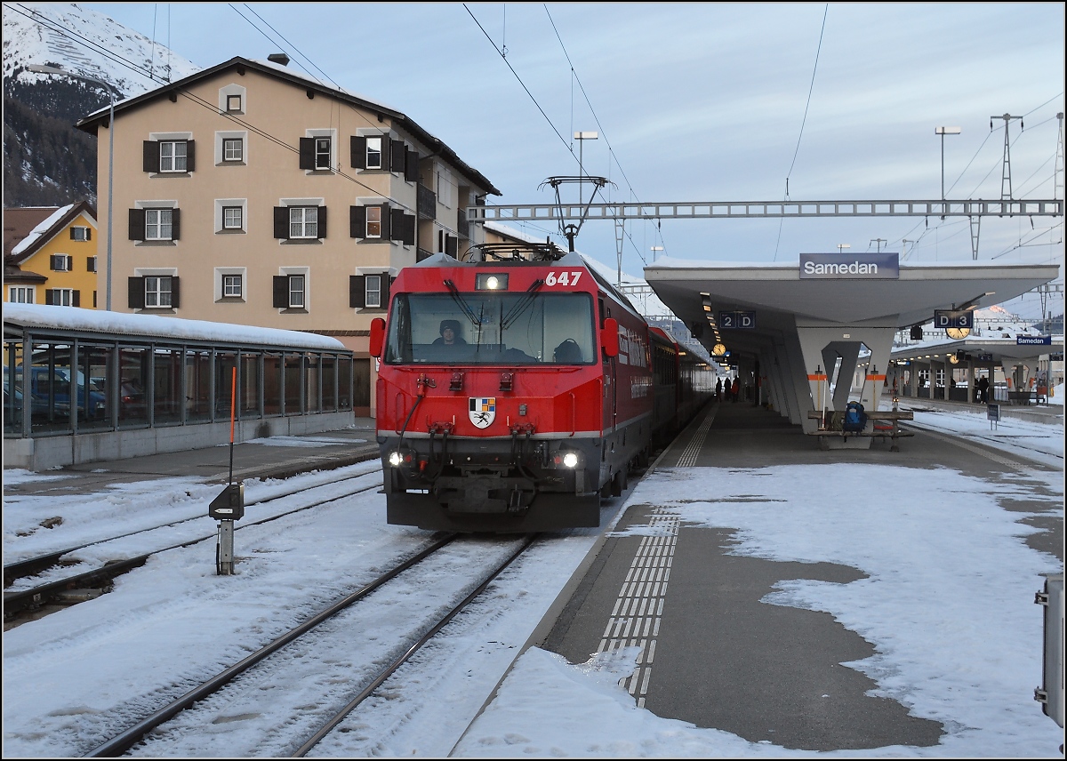 Ge 4/4 III 6473 der RhB mit einem IR Chur-St. Moritz. Samedan, Januar 2020.