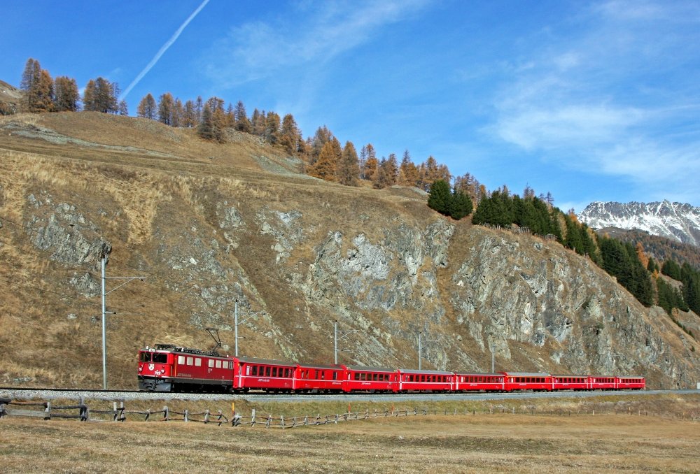 Ge 6/6 II 702 Curia/Chur mit einem RE Chur-St.Moritz am 31.10.09 zwischen Samedan und Celerina 