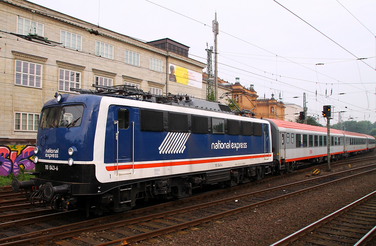 Gebaut 1959 als E40 1134/139 134 wurde sie 1985 zur 110 511 umgebaut und bekam in Opladen eine Revision sowie den ozeanblau/beigen Lack,, im Jahre 2000 wurde sie in Dessau ausgemustert und 2005 dort wieder reaktiviert, sie bekam eine neue Revision(IS703)und wurde in Weiß lackiert und trug bis zum Fristablauf am 01.10.2013 die Werbung für das Werk in Dessau. Seit dem 02.10.2013 gehört sie nun zur Flotte der PRESSnitztal Bahn die ihr zum 23.12.2013 eine neu Revision(IS703)und den koblatblauen Lack schenkten. Seitdem fährt sie mit der PRESSinternen Betriebsnummer 110 043-6 für National Express, offiziell bleibt sie registriert unter 91 80 6 110 511-3 D-PRESS. HH-Hbf 28.06.2014