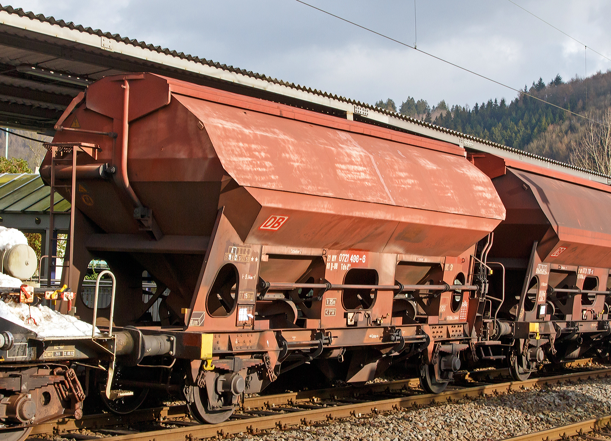 Gedeckte Schttgutwagen mit dosierbarer Schwerkraftentladung und zwei Radstzen der Gattung Tds-z 932 ´, der DB Schenker Rail Deutschland AG am 31.01.2015 bei der Zugdurchfahrt in Betzdorf/Sieg. 
Hier 21 RIV 80 D-DB 0721 496-6, Gattung Tds-z 932.

Diese Wagen sind hervorragend geeignet fr den Transport von witterungsempfindlichen Schttgtern. Sie besitzen eine gleisseitige, dosierbare Entladeeinrichtung. Aber auch eine Entleerung in einen Tiefbunker ist mglich.

Ein Innenanstrich erhht bei den meisten der Fahrzeuge den Gebrauchswert wesentlich durch den Schutz vor Verunreinigungen, Mglichkeiten des Transportes von Lebensmitteln, gnstigeres Entladeverhalten (Rutschverhalten), besonders bei schwer flieenden Gtern oder verbesserten Korrosionsschutz bei aggressiven Ladegtern.

TECHNISCHE DATEN:
Spurweite: 1.435 mm
Lnge ber Puffer:  9.640  mm
Radsatzstand:  6.000  mm
Lnge der Beladeffnung:  7.900  mm
Breite der Beladeffnung:  1.200  mm
Laderaum:  38,0  m
Breite der festen Auslaufrutschen:  500  mm
Breite der schwenkbaren Auslaufrutschen:  630  mm
Wagenhhe:  4.256  mm
Hchstgeschwindigkeit:  100  km/h
Maximales Ladegewicht:  27,5  t
Durchschnittliches Eigengewicht:  12.150  kg
Kleinster bef. Gleisbogenradius:  35  m
Bauart der Bremse:  KE-GP
Handbremse:  nein