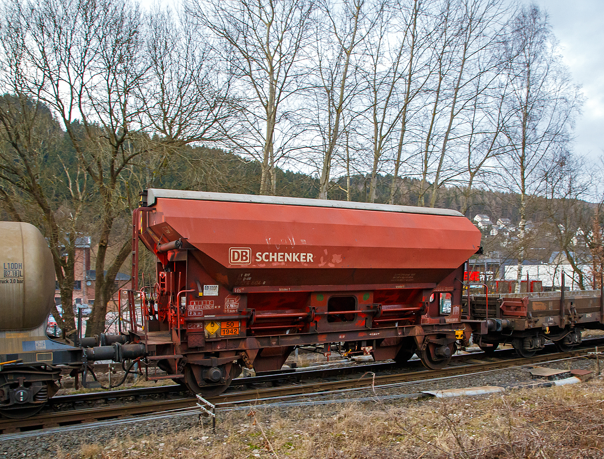 Gedeckter Schüttgutwagen mit dosierbarer Schwerkraftentladung und zwei Radsätzen 21 80 0734 604-0 D-DB, der Gattung Tds 937, der DB Cargo AG am 06.02.2017 in Herdorf, im Zugverband eines Übergabezuges der KSW.

Der Wagen trägt außerdem einen Aufkleber der Firma YARA Rostock, das zum norwegischen Konzern Yara International gehört. Yara ist ein Hersteller und Anbieter von Chemikalien und Industriegasen wie Dünger, Harnstoff, Nitraten und Ammoniak. Das Unternehmen entstand 2004 durch Abtrennung vom Unternehmen Hydro Agri, einem Firmenbereich von Norsk Hydro.

Sie besitzen eine gleisseitige, dosierbare Entladeeinrichtung. Ein Innenanstrich erhöht bei den meisten der Fahrzeuge den Gebrauchswert, insbesondere durch den Schutz vor Verunreinigungen, Möglichkeiten des Transportes von Lebensmitteln, günstigeres Entladeverhalten (Rutschverhalten) bei schwer fließenden Gütern sowie durch verbesserten Korrosionsschutz bei aggressiven Ladegütern.

Der Wagen ist für den Transport von nässeempfindlichen Schüttgütern aller Art, wie z. B. Salze und Düngemittel, vorgesehen. Sie besitzen eine gleisseitige, dosierbare Entladeeinrichtung. Ein Innenanstrich erhöht bei den meisten der Fahrzeuge den Gebrauchswert, insbesondere durch den Schutz vor Verunreinigungen, Möglichkeiten des Transportes von Lebensmitteln, günstigeres Entladeverhalten (Rutschverhalten) bei schwer fließenden Gütern sowie durch verbesserten Korrosionsschutz bei aggressiven Ladegütern. Der Transport grobkörniger oder kantiger, schwerer Güter (z. B. Kies, Schlacke, Schotter) ist wegen einer möglichen Beschädigung der Innenbeschichtung nicht zulässig.

Das Untergestell und der Wagenkasten sind als Schweißkonstruktion unter Verwendung von Walzprofilen und Blechen hergestellt. Beide Teile sind miteinander verschweißt. Der Wagen besitzt zwei Bühnen, die von beiden Seiten zugänglich sind. Beide Bühnen sind mit einer Sprossenleiter versehen. Die Arbeitsbühne ist mit Handhebeln zur Betätigung der Wölbschieber, mit dem Handrad zur Öffnung des Daches und teilweise mit einer Feststellbremse und Notbremshahn ausgerüstet. Der Neigungsgrad des trichterförmigen Wagenkastens ermöglicht eine restlose selbsttätige Entladung. Die Entladung des Wagens erfolgt über Wölbschieber. Der Wagen ist mit einem einschaligen Hubschwenkdach ausgerüstet. Das Dach wird vor dem Schwenken angehoben und dann seitlich abgeschwenkt, wobei die gesamte Breite der Beladeöffnung freigegeben wird. Im geschlossenen Zustand ist das Dach gegen unbeabsichtigtes Verschwenken gesichert.

In diesen Wagen wird Ammoniumnitrat (Gefahrgutnummer 50/1942) zur Sprengstoff Herstellung zur Fa. Dynamit Nobel Defence nach Burbach-Würgendorf gefahren (hier ist er leer).  Ammoniumnitrat ist der Stoff  von dem ca. 2.750 Tonnen im Hafen von Beirut am 4. August 2020 explodierten und zur der bekannten gewaltigen Explosionskatastrophe führten. 

TECHNISCHE DATEN:
Spurweite: 1.435 mm
Achsanzahl: 2
Länge über Puffer: 9.640 mm
Achsabstand: 6.000 mm
Laufraddurchmesser: 1.000 mm (neu)
Wagenhöhe: 4.198mm
Größe der Beladeöffnung Länge x Breite: 8.000 x 1.200 mm
Laderaum: 38 m³
Eigengewicht: 12.700 kg
Höchstgeschwindigkeit: 100 km/h (beladen) / 120 km/h (leer)
Maximales Ladegewicht: 26,5 t  ab Streckenklasse C
Kleinster bef. Gleisbogenradius: 35 m
Bauart der Bremse: KE-GP
Intern. Verwendungsfähigkeit: RIV
