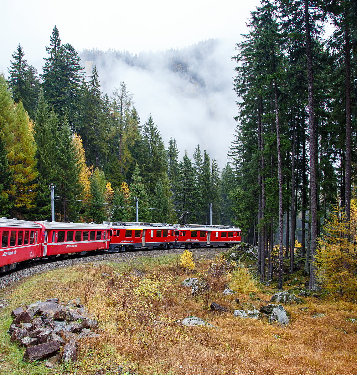 Geführt von den beiden RhB ABe 4/4 III Triebwagen Nr. 54  Hakone  und 53  Tirano  fährt am 02.11.2019 unser RhB Regionalzug nach Tirano nun von Cavaglia weiter hinab in Richtung Poschiavo.