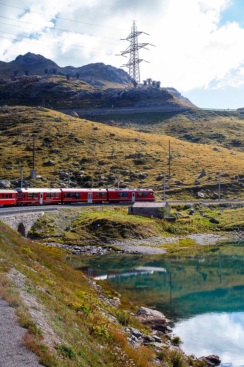 Geführt von dem ALLEGRA-Zweispannungstriebzug ABe 8/12 RhB 3504  Dario Cologna  erreichen wir mit unserem RhB-Regionalzug nach Tirano am 06.09.2021 bald Ospizio Bernina, den höchsten Punkt der Berninabahn.