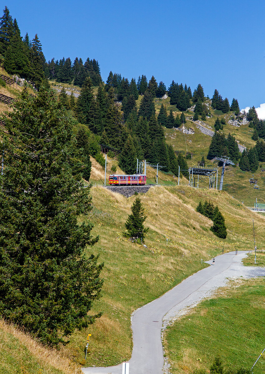 Geführt von der tpc BVB HGe 4/4 32 „Villars“ fährt am 10 September 2023, der Personenzug/Pendelzug (Personenwagen tpc BVB B 51 und Steuerwagen tpc BVB Bt 54), vom Haltepunkt Bouquetins auf 1.758 m ü. M, das letzte Stück der Strecke 128 (Villars-sur-Ollon–Col-de-Bretaye), hinauf zum den Bergbahnhof Col-de-Bretaye (1.808 m ü. M.).