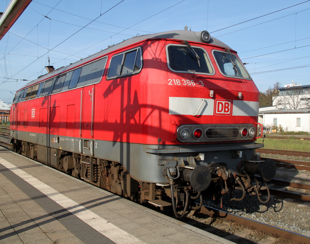 Gegen 13:13 Uhr staunte der Fotograf nicht schlecht als 218 366-3 als berfhrung von Zssow nach Hamburg in Rostock ankam.01.11.2014