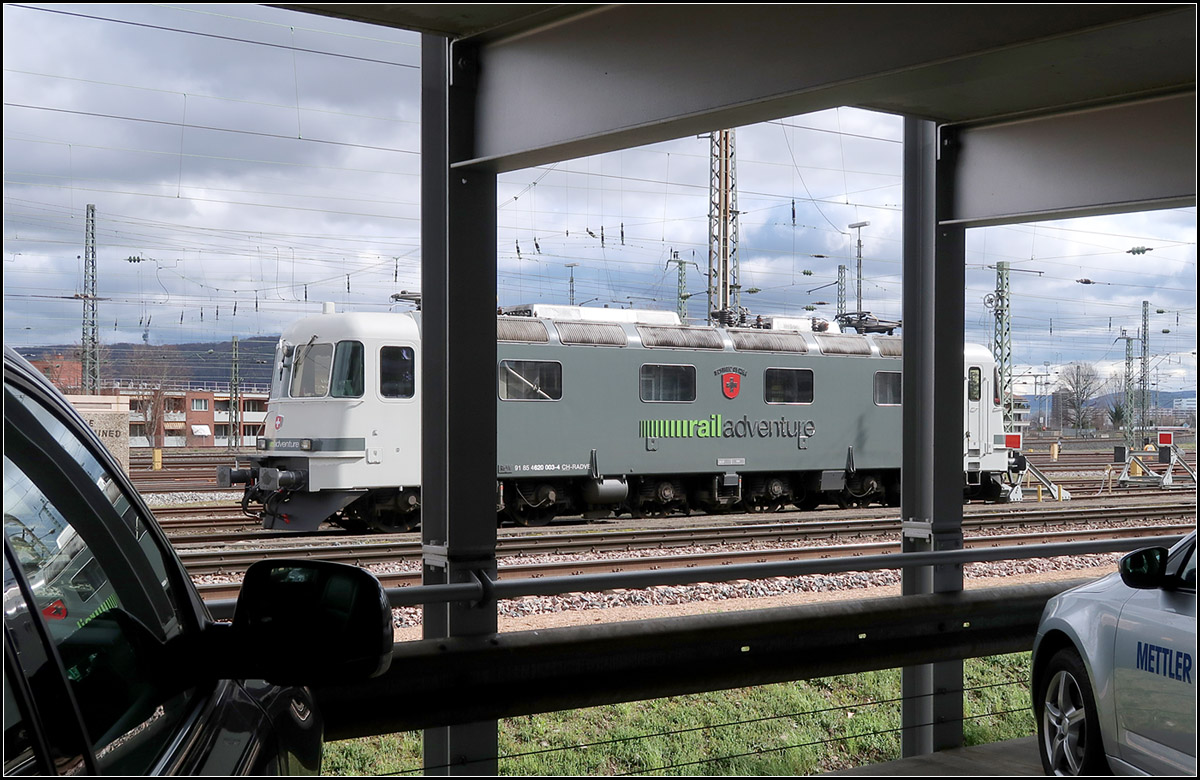 Gegen die Regel -

Die unterschiedliche Lackierungen der Lok hat mich zu dieser Spielerei angeregt.
Re 6/6 11603 bzw Re 620 003-4 der Railadventure im Badischen Bahnhof von Basel.

07.03.2019 