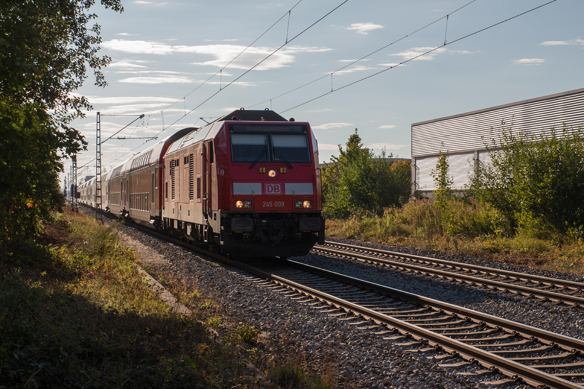 Gegenlicht pur! Ausgerechnet bei einer Lok, die Einem noch in der Sammlung fehlt... Man machte das Beste daraus und fotografierte die Szene dennoch, als 245 009-6 mit ihrem langen Dosto-Sandwich-Zug den frühabendlichen Berufsverkehr von München nach Mühldorf am 02.10.15 stemmte. 245 014-6 schob nach.