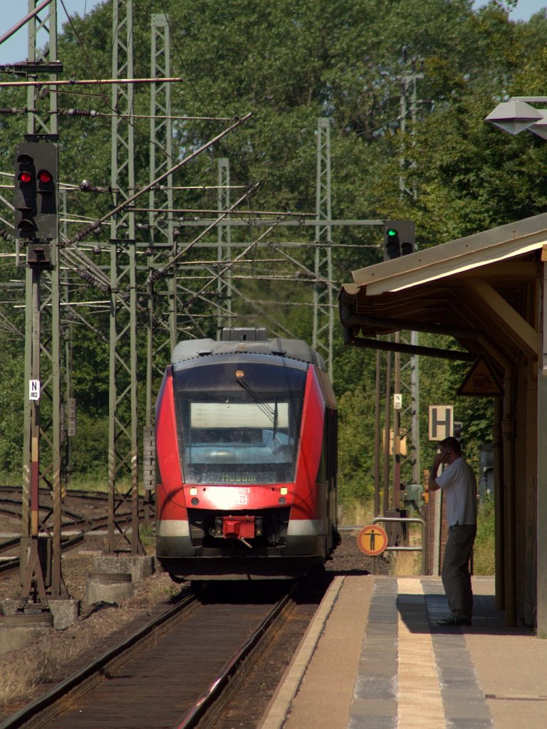 Gegenverkehr in Schleswig? Nicht ganz 648 003/503 hatte technische Probleme und kam nicht sehr weit als er Schleswig Richtung Husum verlassen wollte. Der Tf fuhr zurück an den Bahnsteig und versuchte dann erneut los zu fahren, ohne Erfolg. Schleswig 21.07.13