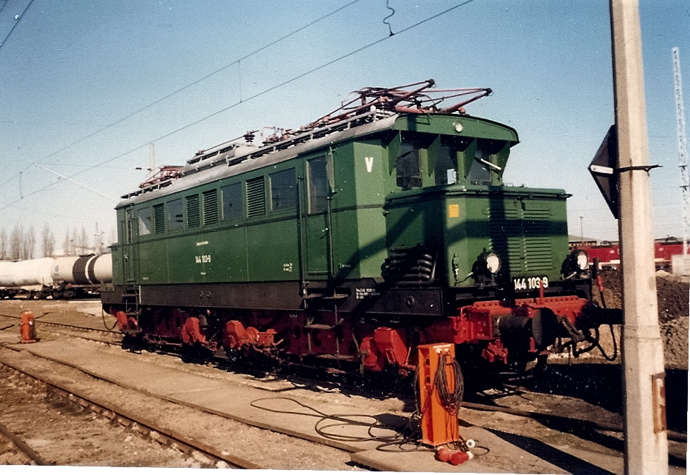 Gelegentlich kam die damalige Rostocker 144 103 vor Sonderfahrten in Mecklenburg Vorpommern zum Einsatz.Hier stand sie im Bw Rostock.