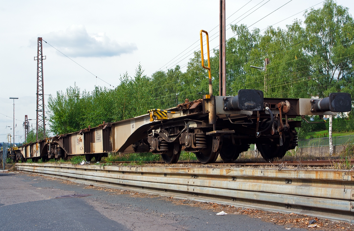 Gelenk-Containertragwagen mit 6 Radstzen der Gattung Sggmrs 104´.45 (33 68 4954 523-9 D-AAEC) der AAE Cargo AG (CH), eingestellt in Deutschland, abgestellt am 29.08.2013 in Kreuztal. 

Ein moderner, effektiver Wagen fr den Transport von Grocontainer und Wechselbehltern (7.15 m, 7.45 m und 7.82 m). Jeder Wagen kann mit 4 WB beladen werden mit einem Gesamtladegewicht von 105 t. Dadurch wird in der Zugkomposition Ladelnge und Gewicht eingespart.

Technische Daten:
Lnge ber Puffer: 33.480 mm
Eigengewicht: 29.310 kg
Minimaler Bogenradius: 150 m (bei Einzelwagen 75m)
Max. Geschwindigkeit: 120 km/h