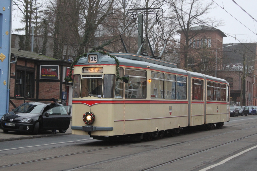 Gelenktriebwagen des Typs G4.(Wagen1)stand am 17.12.2016 in der Haltestelle Rostock Doberaner Platz.
