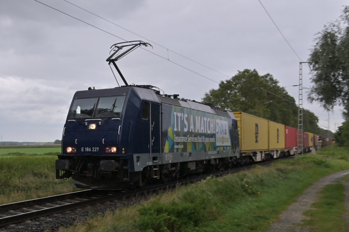 Gen Kaldenkirchen ist die 186 227 am 21.9.2023  bei Boisheim abgelichtet.