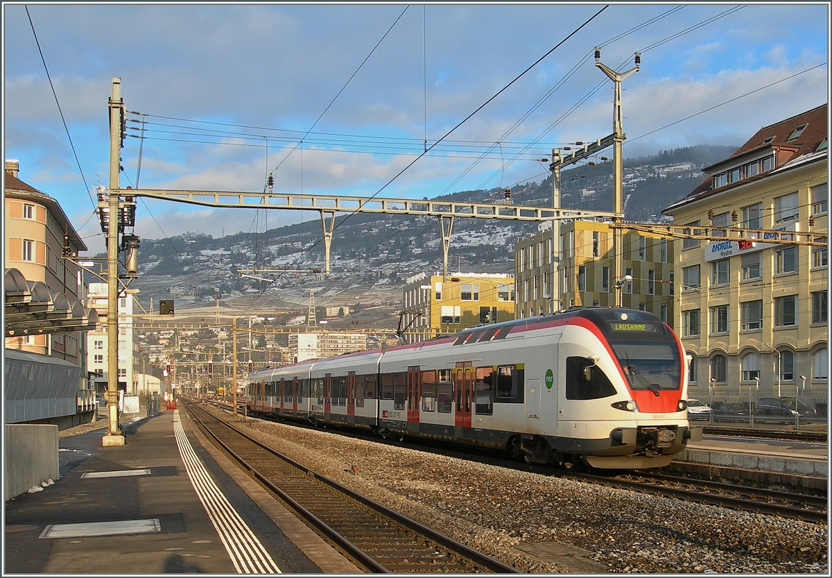 Geografiekenntnisse sind heutzutage recht bescheiden; und so fährt dieser Vevey erreichende Flirt nicht nach Lausanne, sondern nach Villeneuve.
21. Jan. 2016