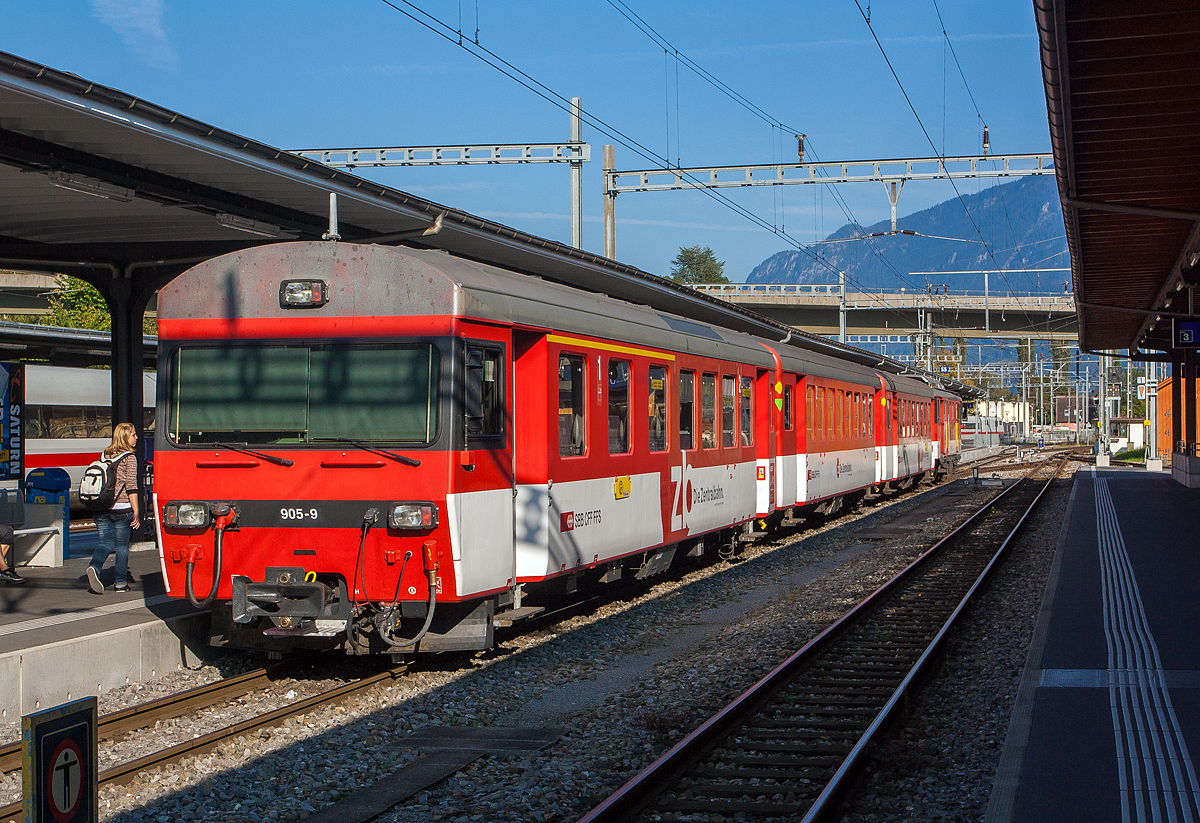 Gepäcktriebwagen zb De 110 001-5, ex SBB Brünig Deh 4/6 906, ex SBB Fhe 4/6, steht am 02.10.2011 in Interlaken Ost mit einem Regionalzug (IR) zur Abfahrt nach Meiringen bereit. Hier im Vordergrund der 1. / 2. Klasse Steuerwagen zb ABt 905-9.

Der Steuerwagen gehört auch zu den von der SBB Brünigbahn  von 1966 bis 1971bei SIG beschaffen Brünig Typ III-Wagen (SIG EW I), später erfolgte ein Umbau zum heutigen Steuerwagen.

Da die Wagen für den Einsatz auf Zahnradbahnen konzipiert sind, wurde möglichst gewichtssparend gebaut. Es gibt (außer früher bei den Brünig AB) nur ein WC. Der Kasten ist aus Aluminium.

TECHNISCH DATEN:
Baujahre: 1966 bis1971
Spurweite: 1.000 mm
Länge über Puffer : 18.230 mm
Wagenkastenlänge: 17.300 mm
Drehzapfenabstand: 12.830 mm
Drehgestelle: SIG-66 mit Bremszahnrad
Eigengewicht: 14 t
Sitzplätze: 18 in der 1 Klasse und 31 in der 2. Klasse
Zul. Höchstgeschwindigkeit: 80 km/h
Zugelassen für Netz der: Brünig, BOB und LSE
