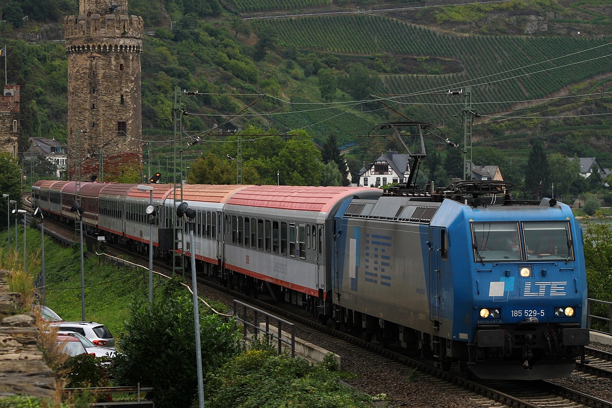 Gerade angekommen und das Tele montiert erschien die LTE 185 529-5 mit einem Sonderzug in Oberwesel am Rhein. 13.09.2013