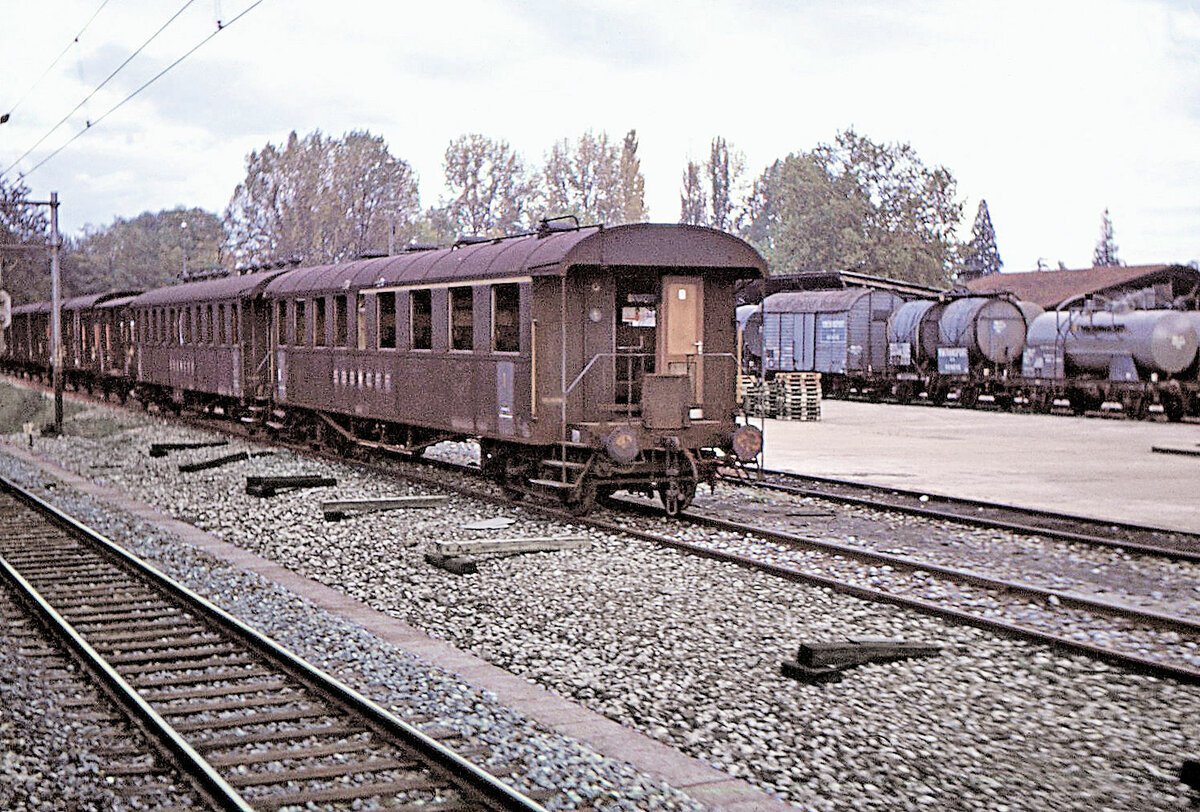 Gerade ausserhalb des Bahnhofs Genève Cornavin stand eine Reihe ausrangierter Personen- und Güterwagen. Die beiden Personenwagen AB 4506 und B 7859 sind Plattformwagen für den Inlandverkehr. 16.Oktober 1967 (ABi 4506 könnte aus einer Serie BC4 4503-4549 von 1904-1910 stammen, welche 1940 - 1948 einen neuen Holzkasten erhielten)  