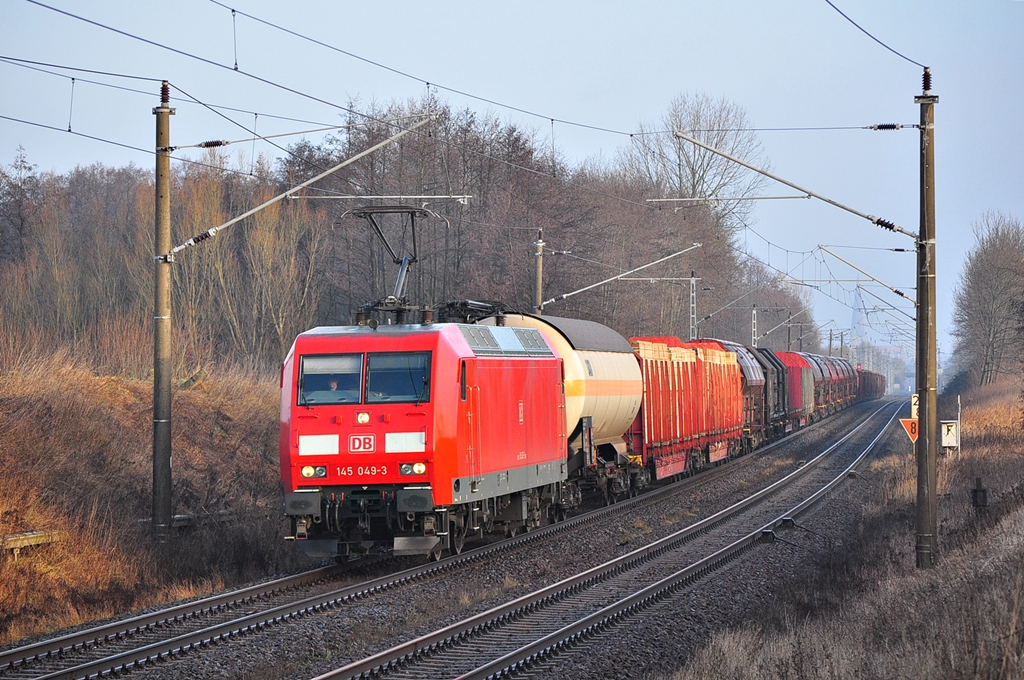 Gerade hatte sich der Nebel verzogen,da kam die blitzblanke 145 049 angefahren.Hier am 14.02.2014 in Sildemow.