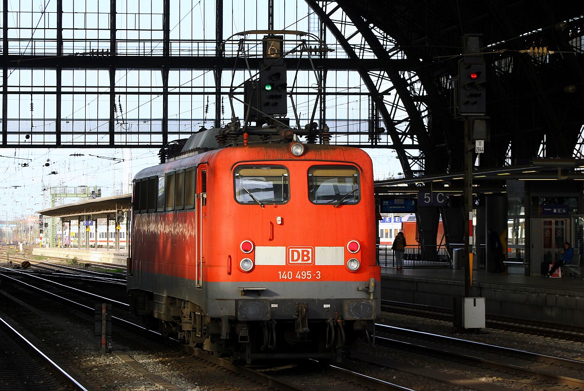 Gerade noch erwischt...DB E40 495/6140 495-3(Unt/LD X/19.06.08, Verl/NNR9/18.06.16) wechselte mit den üblichen Kultgeräuschen einer E40 die Fahrtrichtung und verschwand Richtung Norden. Bremen Hbf 20.11.2015