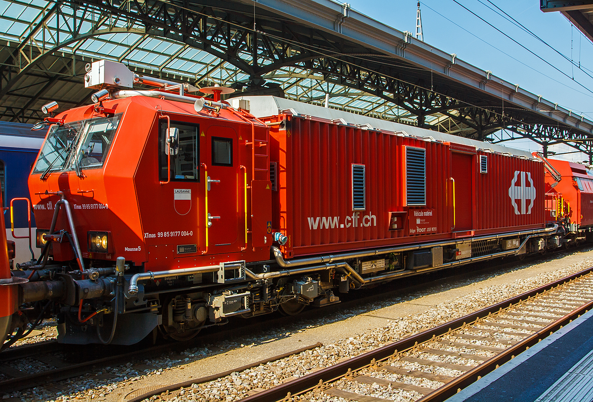 Gertefahrzeug XTmas 99 85 9177 004-0  von dem Lsch- und Rettungszug (LRZ)  Lausanne  hier am 29.05.2012 im Bahnhof Lausanne. 

Das Basisfahrzeug ist ein Windhoff MPV mit Spezialcontaineraufbau und Unterflurantrieb, 2 x 390 kW (MTU- PowerPack). 
Die Kabine besitzt neben der Fahrzeugsteuerung eine Funkausrstung und die Steuerung der Wasser- und Schaumanlage. Das Fahrzeug besitzt weiterhin: Gertecontainer (Drger Safety) mit Stromaggregat(50kW), Atemluftkompressor, Feuerwehrmateriallager, Atemluftvorrat 540.000 Liter. Eine Wasser-/Schaumanlage (Vogt/Windhoff) mit Lschmonitor, 2400 l/min bis 70m Reichweite. Mehrere Anschlsse fr Wasser, Schaum, CAFS-Schaum. Sowie einen Kran fr Ladettigkeiten.