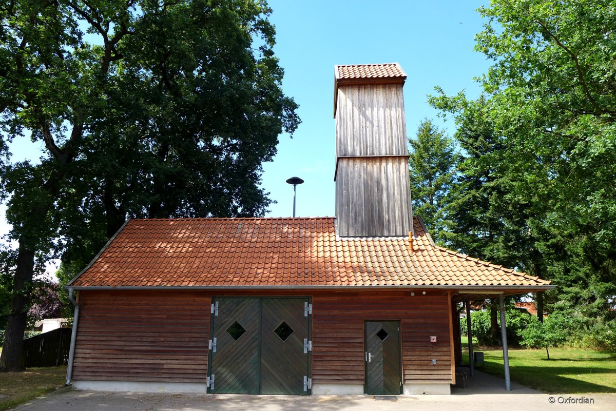 Gerätehaus mit Schlauchturm der Freiwillige Feuerwehr Vinstedt im Landkreis Uelzen.