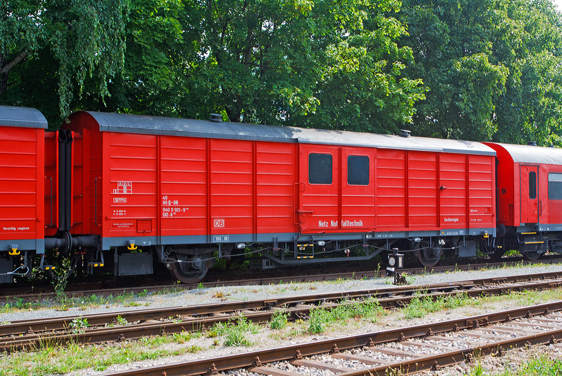 
Gerätewagen 40 80 D-DB 940 0 921-9 EHZ-G 360 (ex 40 50 947 0798-2) der DB Netz AG Notfalltechnik  abgestell am 24.08.2013 im Dampflokwerk Meiningen (DLW).

Unmittelbar hinter dem Aufenthaltswagen läuft der Gerätewagen in der Mitte des Hilfszuges. Deshalb hat der in Ganzstahlbauweise hergestellte Wagenkasten an beiden Seiten UIC-Übergangseinrichtungen mit einflügeligen Drehtüren und seitliche Schiebetüren mit je zwei Fenstern. Die Laufwerke entsprechen der Güterwagenbauart Gbs mit Doppelschakengehänge, Rollenlagern und einer Druckluftbremse der Bauart KE-1C. Eine Handbremse wird vom Wageninneren aus bedient. Lauf- und bremstechnisch ist, abweichend vom Aufenthaltswagen, nur eine Höchstgeschwindigkeit von 100 km/h möglich. Der Wagen erhielt durchgehende Hauptluftbehälterleitung, Zugsammelschiene, Dampfheizleitung, Steuerleitungen für den Wendezugbetrieb und diverse Energieversorgungs- und Kommunikationsleitungen. Die 24 V Stromversorgung für Beleuchtung erfolgte aus der Batterie des Mannschaftswagens.

Der 12,5 m lange Innenraum ist für die Lagerung von Geräten, Ausrüstungsgegenständen, Schläuchen, Kabeln, Seilen und anderem Werkzeug vorgesehen. Dazu erhielten die Längswände unterschiedliche Regale, Lagerungen und Schränke. Unmittelbar neben den mittig angeordneten Schiebetüren, fanden das MFD-Hydraulikaggregat (Deutschlandgerät) zum Aufgleisen, die zugehörigen Heber und Hilfsfahrwerke zum Abschleppen von Eisenbahnfahrzeugen ihren Platz. Zum Aus- und Einladen der Technik verfügt der Wagen über einen Brückenkran mit elektrischer Laufkatze, der sich jeweils 0,9 m seitlich aus dem Wageninneren durch die Türöffnungen verschieben lässt. Der Kran hat eine Hubkraft von 5 kN. Unter dem Wagen können weitere Aufgleisgeräte verladen werden.

Der Gerätewagen wird von der Batterie des Aufenthaltswagens mit 24 V Gleichstrom versorgt. Die Einspeisung für die Licht- und Drehstromverbraucher erfolgt über durchgehende Versorgungsleitungen aus dem Energieversorgungswagen oder dem Ortsnetz. Die Wagen wurden, abgesehen vom Baumuster (1975) in den Jahren 1978 und 1979 gebaut.

Technische Daten: 
Länge über Puffer: 14.020 mm 
Achsanzahl: 2
Achsabstand:: 8.000mm  
Eigengewicht: 16.500 kg 
Max. Zuladung: 10.000 kg
Zul. Höchstgeschwindigkeit: 100 km/h

Der Gerätewagen ist Bestandteil von einem Einheitshilfszug (EHZ). Die EHZ sind von der Deutschen Reichsbahn (DR) zwischen 1973 und 1979 entwickelte und gebaute Standardhilfszug der DR. 

Geplant war ein zweiteiliger Hilfszug, der aus einem kombinierten Mannschafts- und Gerätewagen und einem Gerätewagen mit Energieversorgungsanlage bestehen sollte. Während Erstgenannter aus einem Fahrzeug der Reisezugwagenbauart entstehen sollte, war für die Energieversorgung von Anfang an ein Güterwagen der Gattung Gbs vorgesehen. 

Weil die vorgesehenen 26-Meter-Reisezugwagenkästen der Bauart Halberstadt nicht verfügbar waren, wurden die Pläne überarbeitet und der kombinierte Mannschafts- und Gerätewagen in zwei Einzelfahrzeuge aufgeteilt. Nunmehr sollte als Spenderfahrzeug für den Mannschaftswagen ein Reisezugwagen der Rekobauart (Gattung Bghw) und für den Gerätewagen ein weiterer Gbs herangezogen werden. Die Wagenkästen für die Güterwagen stellte die DR in ihrem Raw „Einheit“ Leipzig selbst in großen Stückzahlen her. Die Mannschaftswagen wurden aus entbehrlichen aber noch brauchbaren, vierachsigen Rekowagen gefertigt. Dieser nunmehr dreiteilige Hilfszug wurde so im Raw Potsdam gefertigt.