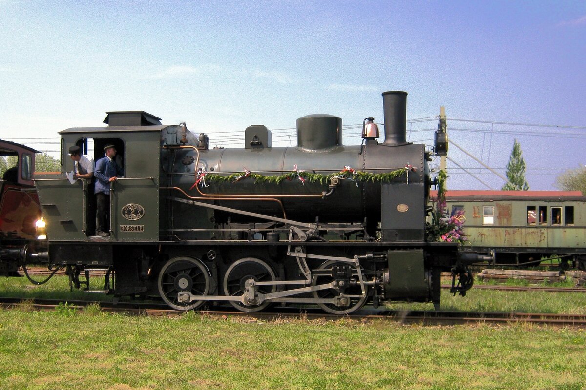 Geschmückt wegen das 40. Jahresjubiläum der SGB steht SGB-2  BORSELE' in Goes und geniesst die Sonnenswchein am herrlichen 19.Mai 2012.