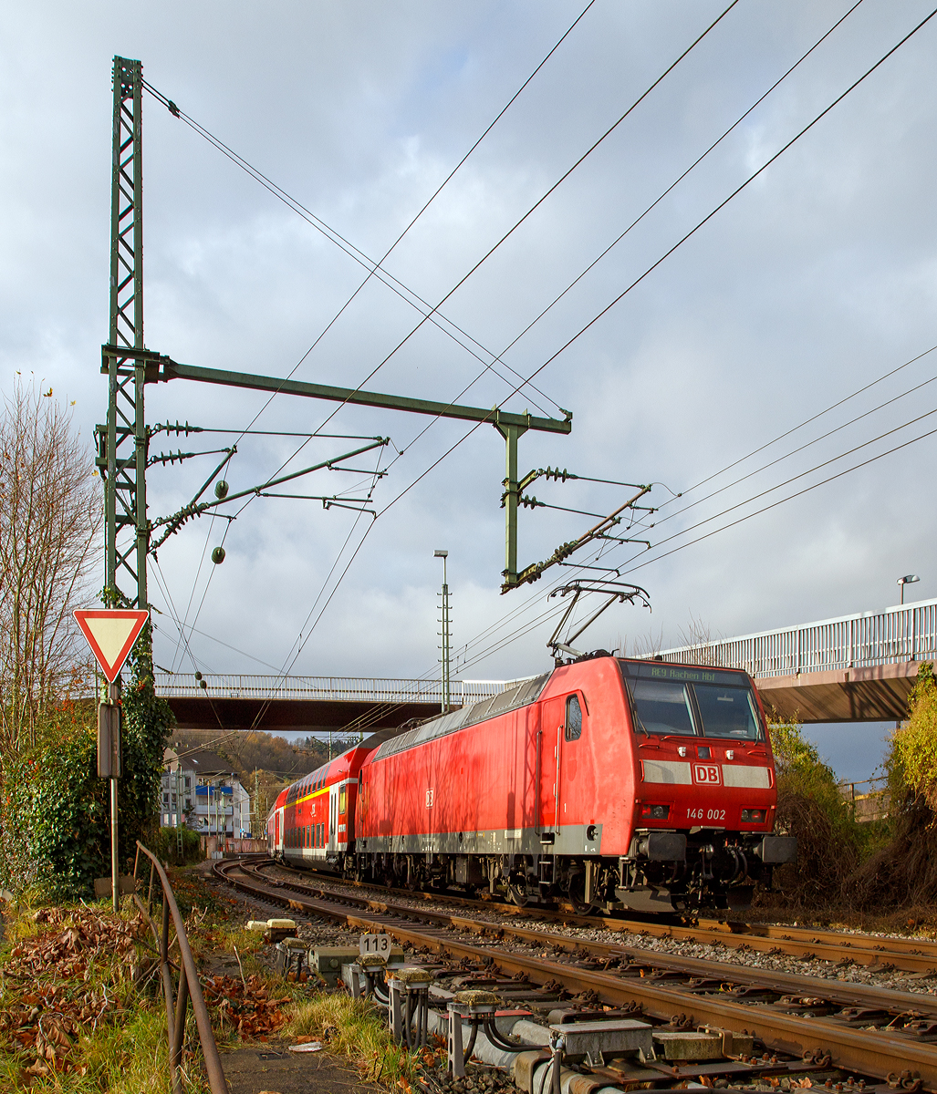 
Geschoben von der 146 002-1 (91 80 6146 002-1 D-DB) erreicht der RE 9 (rsx - Rhein-Sieg-Express) Siegen - Kln - Aachen am 01.12.2018 den Bahnhof Betzdorf (Sieg).