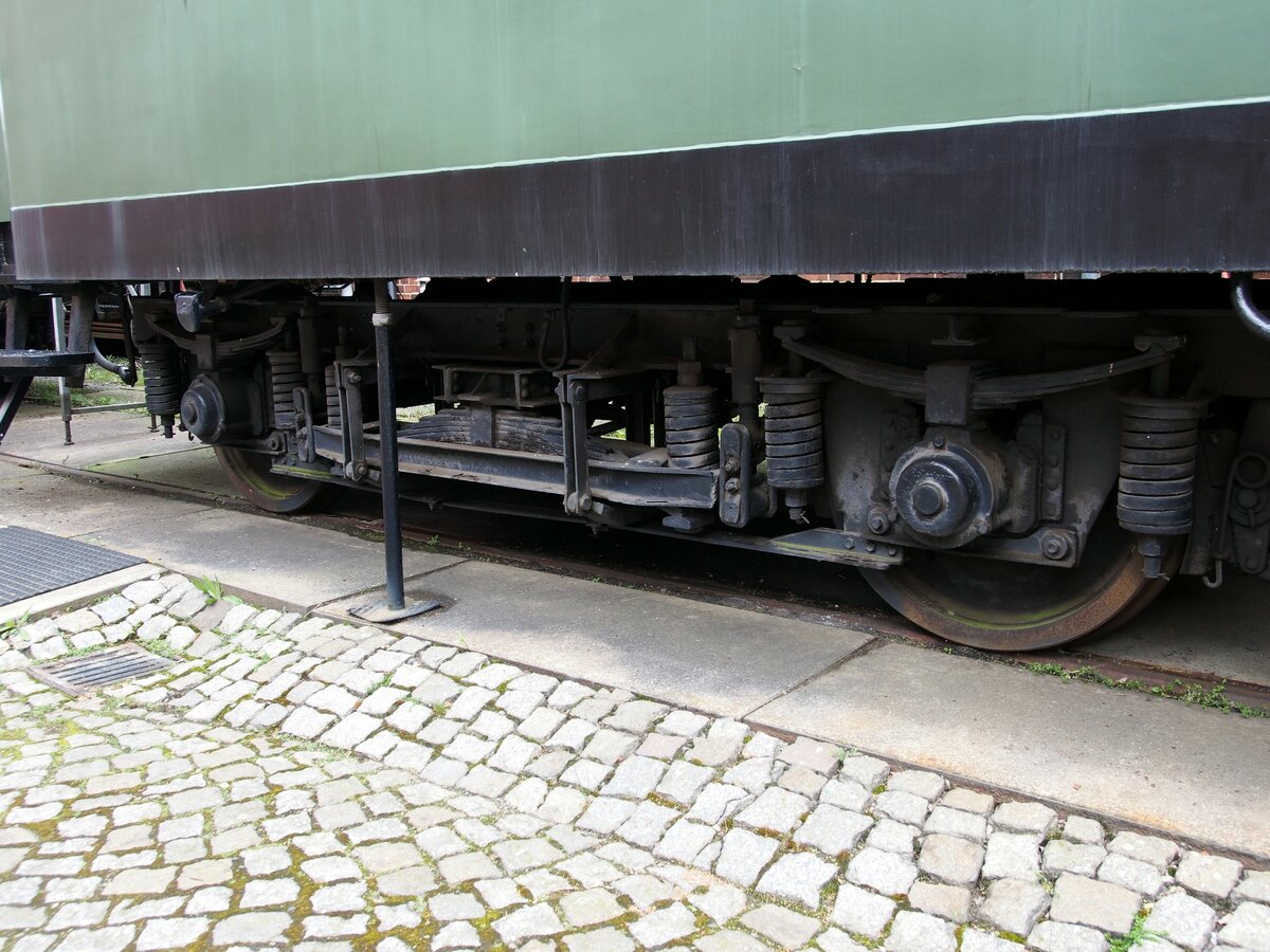 Geschwei�tes G�rlitzer Drehgestell III leicht mit vierter Federung unter einem ehemaligen E 30 Reisezugwagen, jetzt mit der Modellbahnanlage des S�chsischen Eisenbahnmuseums in Chemnitz am 19.04.2017.