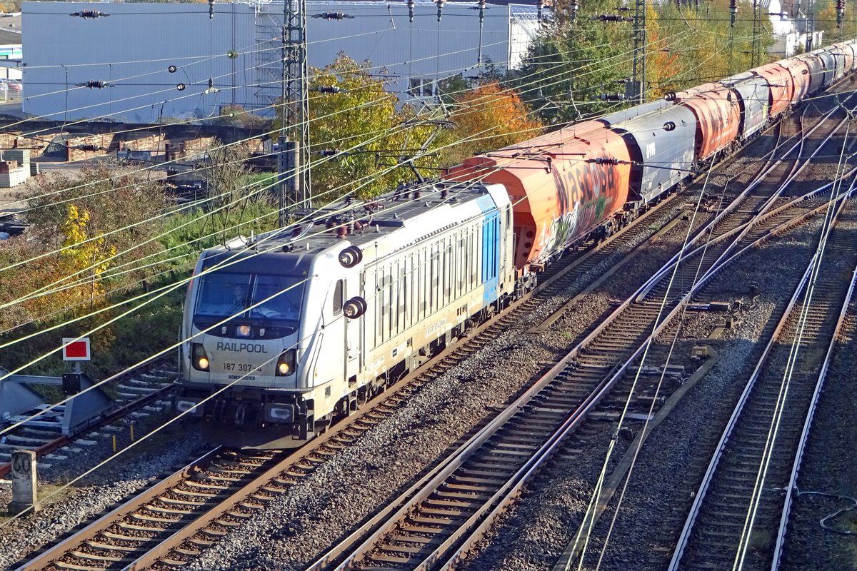 Getreidezug mit 187 308 treft am 8 November 2019 in Emmerich ein.