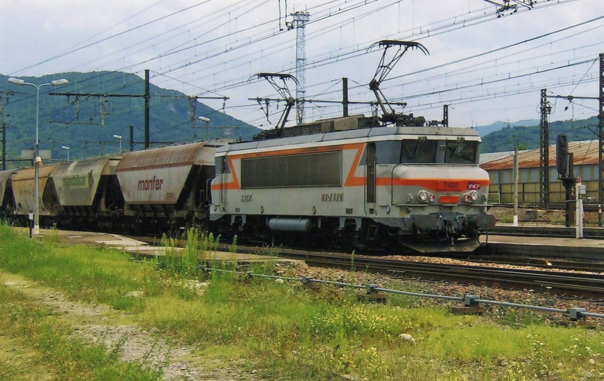 Getreidezug mit 7420 durchfahrt am trüben 30 mai 2008 Amberieu.