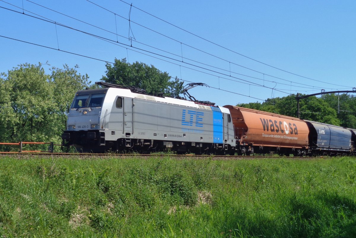 Getreidezug mit LTE 186 426 passiert Tilburg Oude Warande am 26 Mai 2017.