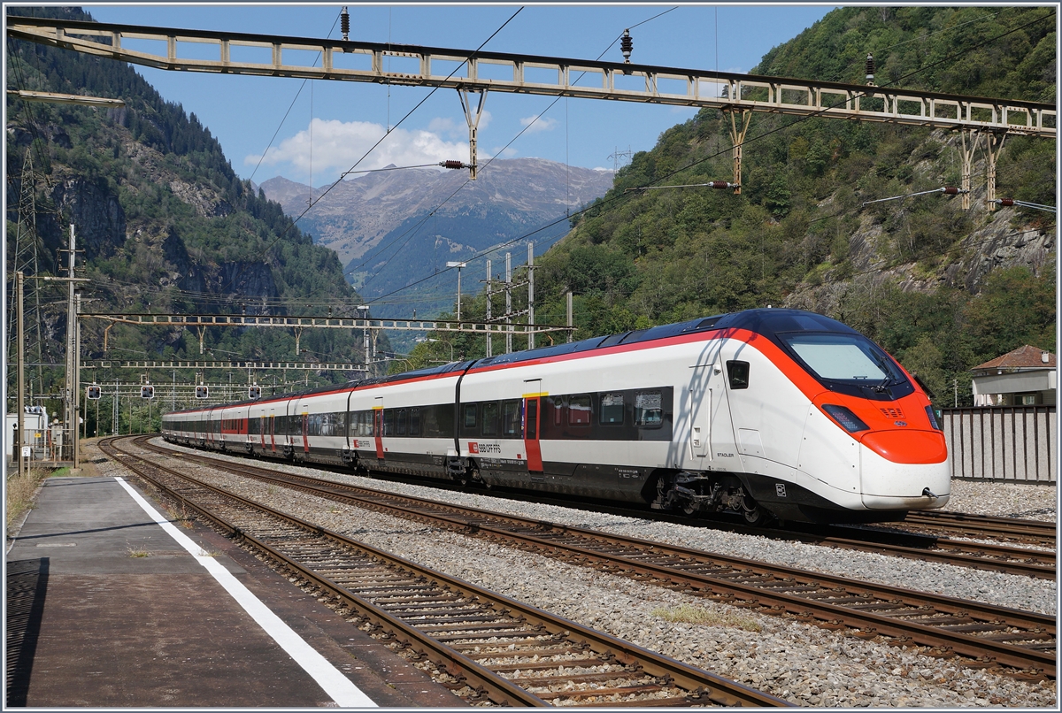  Giruno -Züge auf der Gotthardachse sind ja nun schon alltäglich, weniger aber, auf der Gotthard Panoramastrecke, auch wenn dieser RABe 501 017  nur  in Lavorgo abgestellt ist, vermag er doch die grosse Zeit dieser genialen Bahnstrecken zumindest Ansatzweise etwas aufleben. 

13. Sept. 2020