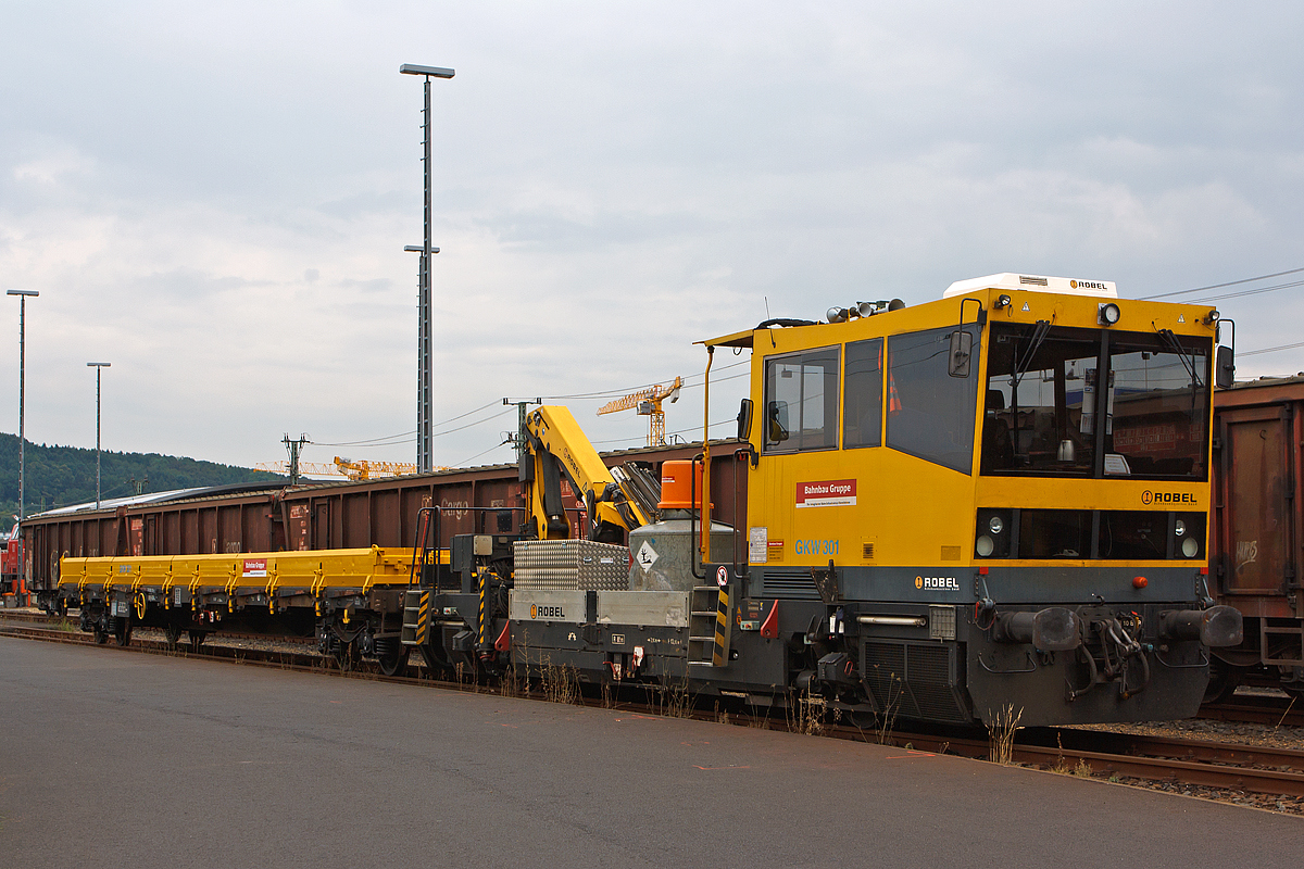 
GKW 301 bzw. Gleisarbeitsfahrzeug Robel BAMOWAG 54.22 (Schweres Nebenfahrzeug Nr. 97 17 56 020 17 -0) der DB Bahnbau Gruppe GmbH, abgestellt mit angehngten Wagen der Gattung Res-x 687 (31 80 3939 701-9 D-DB) am 02.08.2014 beim ICE-Bahnhof Montabaur.

Der Robel 54.22 wurde 2004 unter der Maschinen Nr. 54.22 -32 - BH013 gebaut und an DGT geliefert (ex 97 17 56 504 17-3). Die EBA-Nummer ist EBA 04E17A 004 / PZB 037.504.

Technische Daten:
Spurweite: 1.435 mm
Achsanordnung: B
Lnge ber Puffer: 13.100 mm
Achsstand: 7.500 mm
Hchstgeschwindigkeit: 100 km/h
Zur Mitfahrt zugelassene Personen: 6
Eigengewicht: 30 t
Hydraulischer Ladekran:  10 t Hubkraft
Nutzlast: 5 t
Kleinster befahrbarer Gleisbogen: R 80
Zugelassen fr Streckenklasse: C2, CM2 und hher

