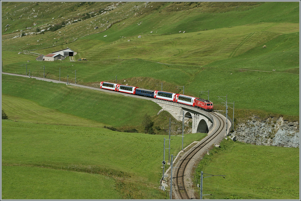 Glacier Express 902 Zermatt - Davos bei Hospental.
29. August 2013