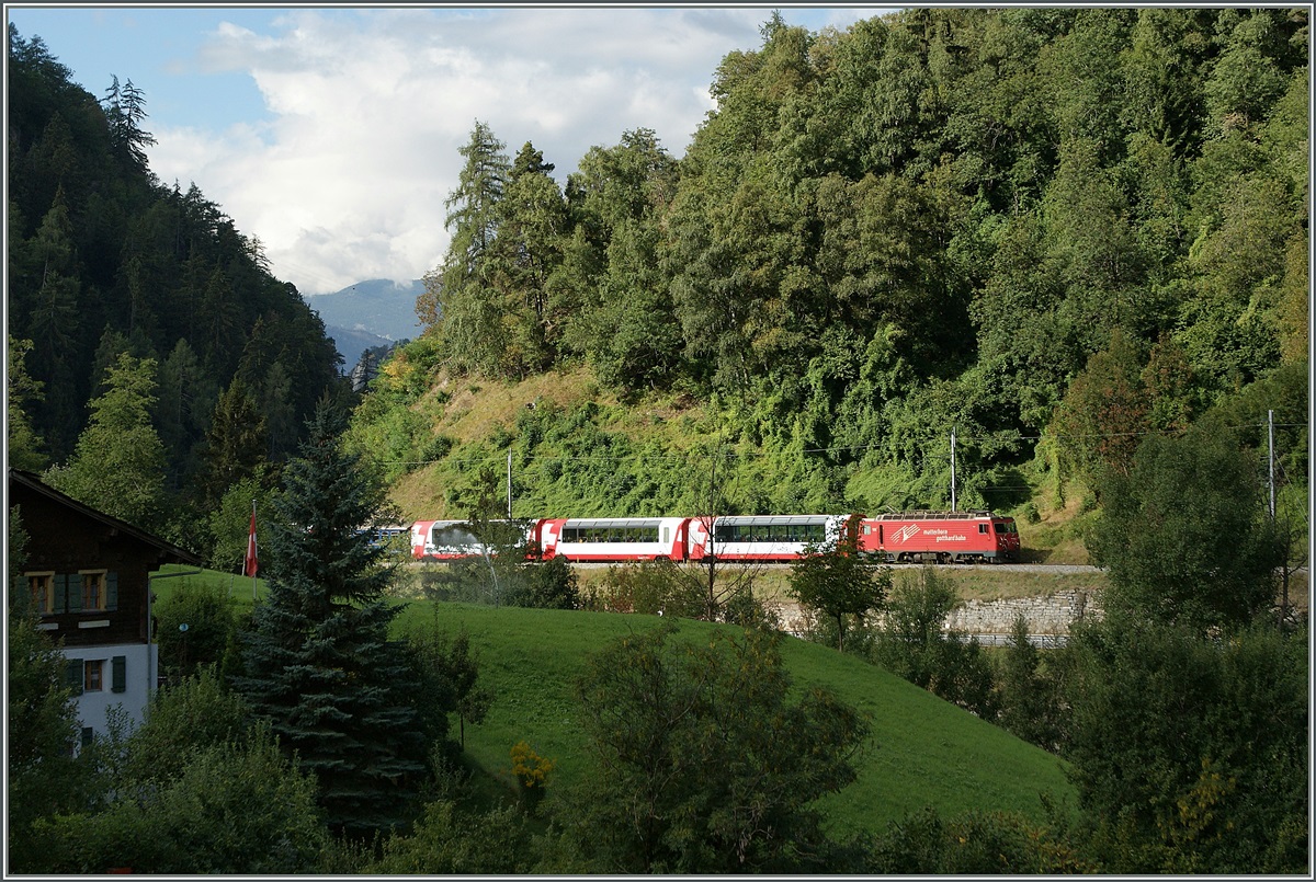 Glacier Express 902 von Zermatt nach Davos kurz vor Betten Talstation.
10. Sept. 2013