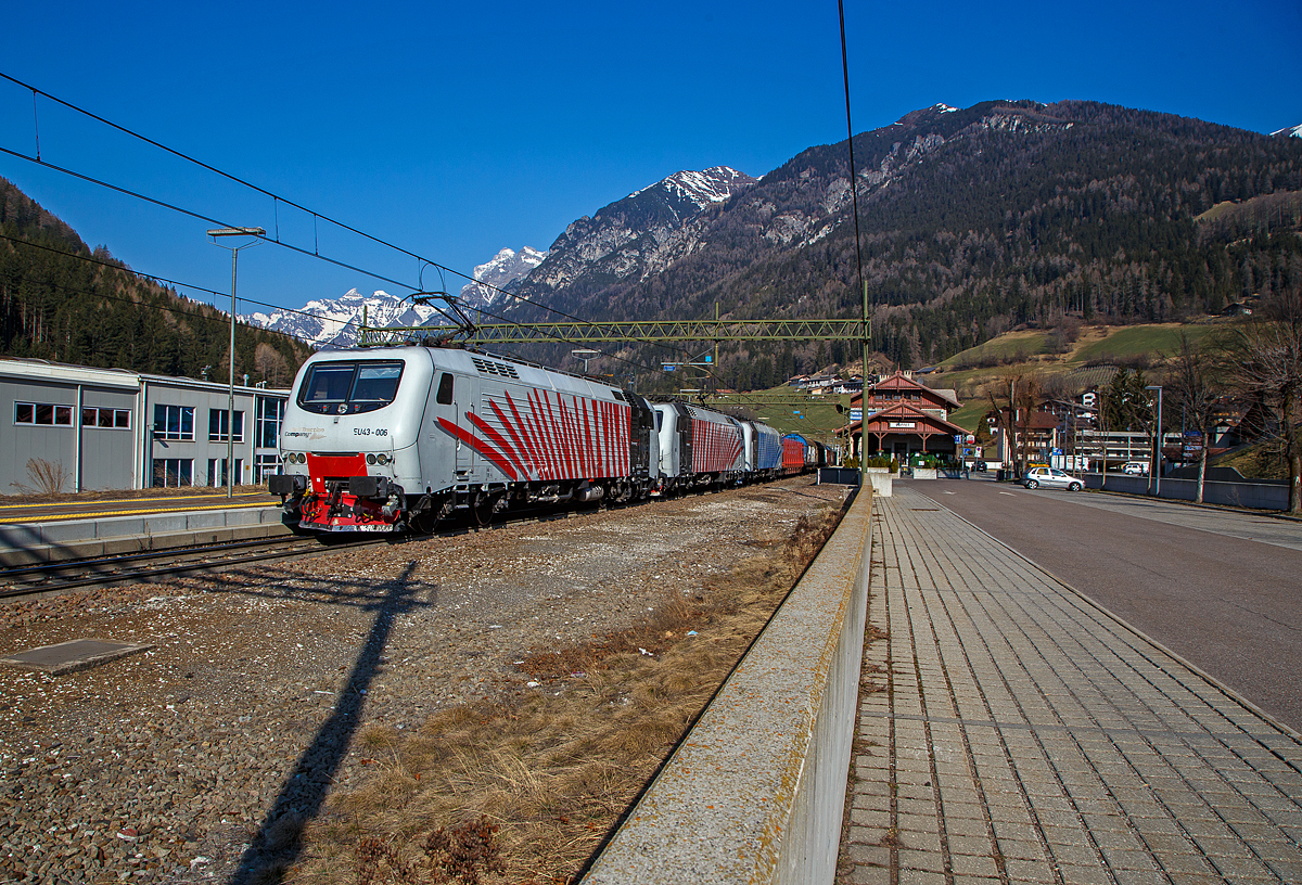 Gleich drei EU43 der Rail Traction Company (Doppeltraktion und eine kalte)....
In Doppeltraktion fahren die beiden Rail Traction Company (RTC) EU43 – 006 (91 83 2043 006-2 I-RTC) und die EU43 – 004 (91 83 2043 004-7 I-RTC), sowie die kalte EU43 – 003 (91 83 2043 003-9 I-RTC) der RTC im Lokomotion Design, am 27.03.2022 vom Brenner kommend mit einem gemischten Güterzug durch den Bahnhof Gossensaß/Colle Isarco in Richtung Verona. Nochmal einen lieben Gruß an den netten Lokführer zurück.

Die Loks wurden 2001 bzw. 2002 von Bombardier unter den Fabriknummer 112E 06, 112E 04 bzw. 112E 03 gebaut und waren eigentlich für die Lieferung (8 Stück) an die polnische PKP - Polskie Koleje Państwowe vorgesehen, der Verkauf scheitere aus finanziellen Gründen seitens der PKP. Die 8 polnischen Loks sind danach an die italienische Privatbahngesellschaft RTC (Rail Traction Company) verkauft worden, die polnische Bezeichnung EU43 wurde später an Lokomotiven der TRAXX-Variante MS2 vergeben.

Die Loks der Baureihe EU43 vom Typ Bombardier 112E sind ähnlich denen der ab 1996 vom damaligen Hersteller ABB Tecnomasio in Vado Ligure (Italien) gebauten 20 Brennerloks der FS Baureihe E.412 (Adtranz 112E). Diese Loks wurden jedoch in Polen bei Adtranz-Pafawag in Wrocław (Breslau) gebaut. Ursprünglich war für beide Baureihen auch eine Zulassung für Österreich und Deutschland vorgesehen. Die ÖBB hatte zunächst die Zulassung verweigert und erst 2006 erteilt.

Geschichte:
Im Jahr 1993 gaben die FS im Zuge der wachsenden internationalen Aktivitäten der europäischen Bahngesellschaften Mehrsystemlokomotiven in Auftrag, die sowohl im italienischen 3-kV-Gleichstromnetz als auch im Süden von Frankreich (1,5 kV =) und insbesondere für den Brennerverkehr auch im österreichischen und deutschen Netz (15 kV, 16,7 Hz) einsetzbar sein sollte. Die Lokomotiven sollten sowohl für schnelle EuroCity-Züge als auch für den Güterverkehr einsetzbar sein. Die vier Prototyp-Lokomotiven wurden ab 1996 vom damaligen Hersteller ABB Tecnomasio (heute Alstom) in Vado Ligure, Italien, gebaut. Dieses Werk produziert nahezu ausschließlich für den italienischen Markt. 

Technik:
Die Lokomotiven laufen auf Drehgestellen mit Integriertem Gesamtantrieb (IGA), der auch bei den Lokomotiven der DB-Baureihe 101 und den italienischen E405 vorhanden ist, die Stromrichter ähneln denen der SBB Re 460. Für den Antrieb werden Doppelsternmotoren verwendet, was Drehstrom-Asynchronmotoren mit zwei Wicklungssystemen in Sternschaltung im selben Gehäuse sind – eine eher unübliche Schaltung.

Der geschweißte Wagenkasten in Stahlleichtbaukonstruktion stützt sich über Flexicoil-Schraubenfedern auf die Drehgestelle ab. Die Seitenwände aus Aluminium sind zur Erhöhung der Steifigkeit gesickt. Der estergekühlte Transformator ist wie bei Neubaulokomotiven üblich unterflur angeordnet. Die Lokomotive ist mit Gruppenantrieb ausgeführt, wobei eine Antriebsgruppe aus einer Achse aus dem Drehgestell 1 und einer aus dem Drehgestell 2 besteht, eine ebenfalls unübliche Anordnung.

Die Lokomotiven verfügt über eine elektrische Nutzbremse. Es sind zwei Einholmstromabnehmer der Bauart WBL 85 vorhanden, je einer für Gleichspannung (Führerstand A, italienische Palette) und Wechselspannung (Führerstand B, deutsch-österreichische Palette).

In der Lokomotive sind zwei Stromrichter angeordnet. Unter Wechselstromsystemen wird die sekundärseitige Spannung des Haupttransformators in einem Vierquadrantensteller (4QS) in eine Gleichspannung umgewandelt, welche in einen Gleichstromzwischenkreis eingespeist wird. Unter den Gleichstromsystemen erfolgt die Speisung des Zwischenkreises direkt aus der Fahrleitung.

Die Pulswechselrichter wandeln den Gleichstrom des Zwischenkreises in Dreiphasenwechselstrom zur Speisung der Fahrmotoren um. Im Gleichstromnetz sind zwei Pulswechselrichter in Serie geschaltet, die je ein Wicklungssystem der Fahrmotoren mit Strom versorgen, im Wechselstromsystem wird nur ein Pulswechselrichter benötigt, der die beiden parallel geschalteten Wicklungssysteme der Fahrmotoren mit Spannung versorgt.

Die Steuerung der Antriebe erfolgt durch ein rechnerunterstütztes Betriebssystem. Die Lokomotiven sind mit 18-poligen IS-Steckdosen für die UIC-Leitung, einer Vielfachsteuerung und einer Speiseeinrichtung der Zugsammelschiene für Reisezüge ausgerüstet. Lauftechnisch sind die Lokomotiven für eine Geschwindigkeit von 220 km/h ausgelegt, jedoch in Italien nur für 200 km/h zugelassen. Ausgerüstet wurden sie mit Fahrzeugeinrichtungen der Zugbeeinflussungen RS4 Codici (Italien) sowie punkt- und linienförmiger Zugbeeinflussung (Österreich und Deutschland). Von einem Einsatz in Frankreich wurde abgesehen.

TECHNISCHE DATEN:
Spurweite:  1.435 mm (Normalspur)
Achsformel: Bo'Bo'
Länge: 19.400 mm
Drehzapfenabstand: 11.400mm
Achsabstand im Drehgestell: 2.650 mm
Dienstgewicht: 88 t
Höchstgeschwindigkeit: 150 km/h Italien / 140 km/h Deutschland / 120 km/h Österreich
Dauerleistung: 5.600 kW (15 kV AC) / 5.400 kW (3 kV DC) / 2.700 kW (1,5 kV DC)
Anfahrzugkraft: 280 kN
Stromsysteme: 15 kV, 16,7 Hz AC, 3.000 V DC und 1.500 V DC 
Anzahl der Fahrmotoren:  4× IGA-Drehstrom-Asynchronmotoren
Kleister befahrbarer Gleisbogen: R 95 m
Bremse: Druckluftbremse, el. Nutzbremse
Zugbeeinflussung: RS 4 Codici, PZB, LZB