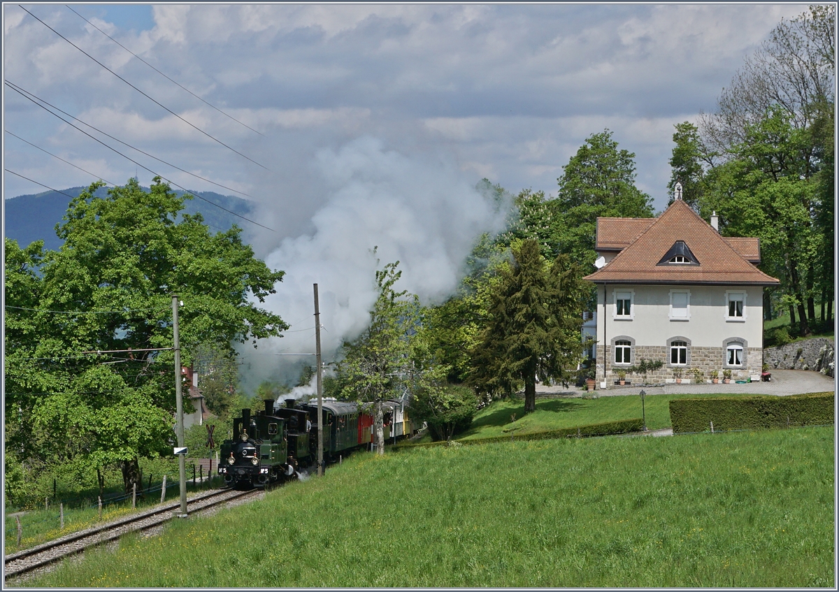 Gleich drei kleine Dampflok bemühen sich mit ihrem Museumszug nach Chamby in der Steigung bei Chaulin.
15. Mai 2016