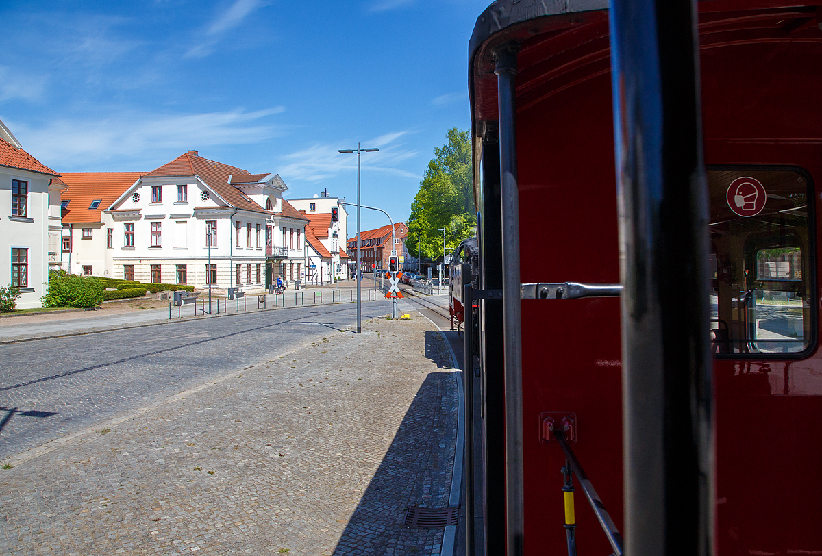 Gleich wird der Molli zur Straenbahn von Bad Doberan, hier am 15.05.2022.

Mecklenburgische Bderbahn Molli 15 Kilometer Nostalgie
Seit mittlerweile ber 125Jahren fhrt der Molli auf der etwa 15 km langen Strecke von Bad Doberan, ber Heiligendamm bis ins heutige Khlungsborn.

Damals als bequemes Fortbewegungsmittel, heute als kultiges Urlaubserlebnis genutzt – fr jede Altersklasse ist die Dampflok ein Muss, wenn man hier an der Ostseekste Urlaub macht. Denn anders als normale Zge dient die Molli - Bderbahn nicht nur dazu, um von A nach B zu gelangen, sondern auch um ein Stckchen Geschichte zu erfahren.

In den Sommermonaten und auch von Dezember bis Anfang Januar finden Sie auerdem je Fahrt einen Salonwagen, in dem warme und kalte Getrnke sowie Kuchen und Gebck angeboten werden.

Der Molli wurde weltweit als offizielles und einziges Transportmittel des G8 Gipfels in Heiligendamm (2007) bekannt.

Geschichte der Traditionsbahn
Ursprnglich verlief die Strecke von Bad Doberan bis nach Heiligendamm, denn so wurde 1886 der Bau vom Groherzog Mecklenburgs (Friedrich Franz III) erteilt. Das erste Teilstck konnte dann schlielich am 9. Juli des gleichen Jahres befahren werden.

Anfangs pendelte die  Dampfstraenbahn , welche spter die Einstufung als Kleinbahn erhielt, ausschlielich whrend der Sommersaison die 6,61 km lange Strecke hin und her. Ab dem 13. Mrz 1890 wurde die Bahn vom Groherzogtum Schwerin verstaatlicht und in die Groherzoglich Mecklenburgische Friedrich-Franz-Eisenbahn eingegliedert.

Mit dem 12. Mai 1910 ging dann endlich die Erweiterung nach Arendsee (heute Khlungsborn, zusammen mit den ehemaligen Orten Brunshaupten und Fulgen) in Betrieb. Schlielich wurde auch in diesem Jahr der Gterverkehr aufgenommen und die Gleise wurden ab sofort ganzjhrig befahren.

Ab 1. April 1920 gehrte die Traditionsbahn der Deutschen Reichsbahn an. Im Mai 1969 wurde der Gterverkehr allerdings eingestellt. Seit 1976 steht der Molli sogar auf der Bezirksdenkmalliste des damaligen Bezirks Rostocks.

Im Jahre 1995 kam es zur bernahme durch eine Betreibergesellschaft (bestehend aus Landkreis und Stadt Bad Doberan und dem Ostseebad Khlungsborn). Heute ist die „Mecklenburgische Bderbahn Molli GmbH“ eine gemischt-wirtschaftliche Gesellschaft mit Sitz in Bad Doberan.


Molli Museum
Der Endbahnhof des Molli befindet sich in Khlungsborn West und bietet mit dem Molli – Museum seit 1995 einen Ort fr etwas Geschichte. Der Eintritt ist kostenlos, jedoch wird am Eingang durch eine kleine Bahnlaterne um eine Spende gebeten. Auf Wunsch knnen auch Gruppenfhrungen geboten werden.

Alle, die nun Hunger auf mehr haben, werden herzlich im Museumscaf begrt, welches nur ein Jahr nach der Erffnung des Museums entstand. Zu diesem Caf gehrt auerdem ein offener Gterwagen, in dem man whrend der Sommermonate gastronomisch verwhnt wird.  

Woher hat der Molli eigentlich seinen Namen?
In den Anfangsjahren des Molli, vielleicht sogar auf der Jungfernfahrt, ging eine ltere Dame mit ihrem kleinen Mops spazieren. Als dann die damals noch namenlose Dampflok schnaufend angefahren kam, rannte das kleine Hndchen pltzlich und laut bellend auf die Schienen. Die erschrockene Dame sah das Unglck schon beinahe vor sich und schrie ihrem vierbeinigen Begleiter aufgeregt hinterher: MOLLI BLIEW STAHN!

Der Lokfhrer stoppte so schnell er konnte die Lok, da er die Anrede „Molli“ auf die Lok bezogen und den Hund noch gar nicht gesehen hatte. Zum Glck ist niemandem etwas passiert, weder den Passagieren in der Lok noch dem Lokfhrer und auch der kleine Mops hat alles unbeschadet berstanden. Aber ab diesem Zeitpunkt hatte die Dampflok ihren Namen: MOLLI.

