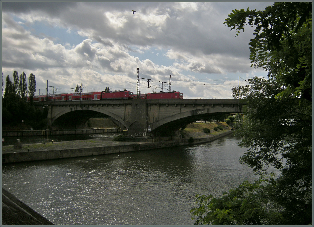 Gleich zwei mit 143 bespannte Z�ge �berqueren bei Bad Cannstadt den Neckar. 
21. Juni 2012