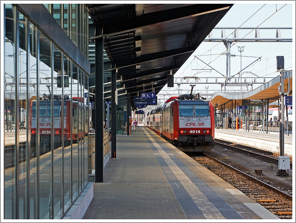 Gleich zweimal.... 

Die CFL 4014 steht mit DoSto´s als RB abfahrtbereit nach Wasserbillig am 17.06.2013 im Bahnhof Luxemburg (Gleis 9A)