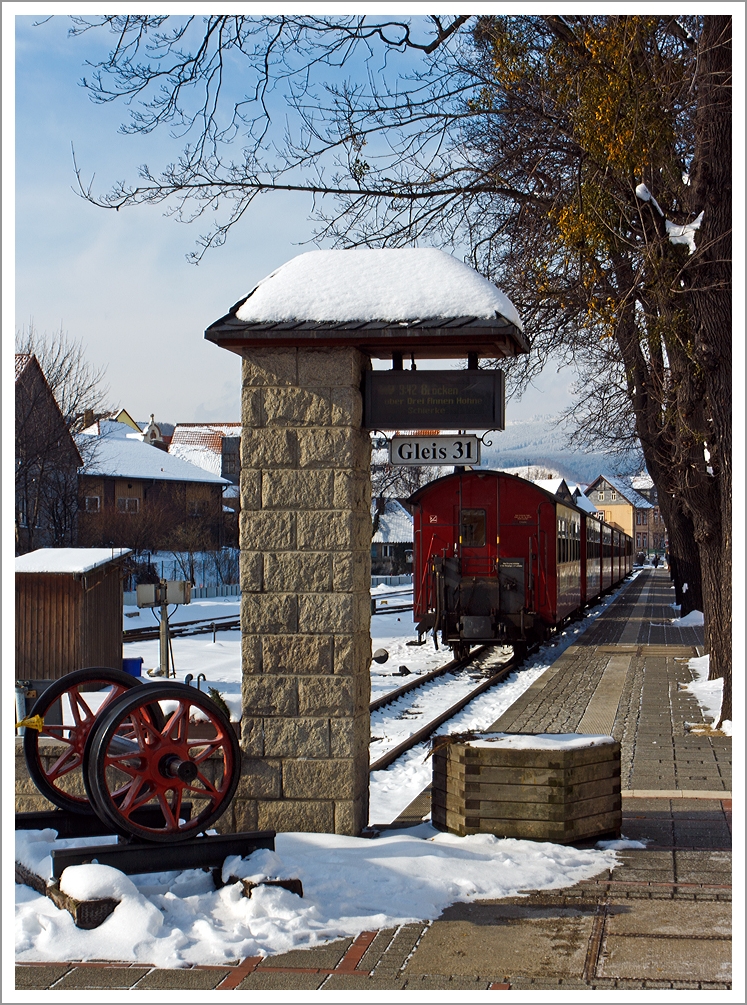 Gleis 31 HSB Bahnhof Wernigerode...
Ein Personenzug steht am 23.03.2013 zur Abfahrt bereit.  