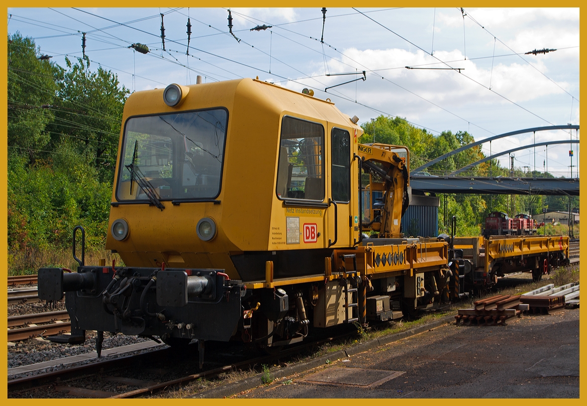 Gleisarbeitsfahrzeug GAF 100 R (Schweres Nebenfahrzeug Nr. 97 17 50 011 18-3) mit Gleiskraftwagenanhnger H27 (Schweres Nebenfahrzeug Nr. 35.1.081) beide von der DB Netz AG, abgestellt am 21.09.2013 in Kreuztal.

Das GAF 100 R wurde 1996 von GBM (Gleisbaumechanik Brandenburg/H. GmbH) unter der Fabriknummer  52.1.124 gebaut, es hat die EBA Nummer EBA 96 P01 N023

Technische Daten GAF:
Achsfolge: B
Lnge ber Puffer: 9.100 mm
Achsabstand: 4.800 mm
Hchstgeschwindigkeit: 100 km/h
Eigengewicht: 16 t
Zul. Anhngelast: 40 t / (80 t mit Regelzugeinrichtung dann Hg 60 km/h)
Nutzlast : 5,0 t
Zur Mitfahrt zugel. Personen: 7
Der Antrieb des zweiachsigen Fahrzeuges erfolgt von einem 6 Zylinder, wassergekhlten MAN D 0826 LOH 07 Dieselmotor mit 169 kW (230 PS) Leistung ber Lastschaltwendegetriebe auf die Radsatzgetriebe. 

Technische Daten Gleiskraftwagenanhnger: 
Achsanzahl: 2
Achsabstand: 6.000 mm
Lnge ber Puffer: 9.750 mm
Hchstgeschwindigkeit: 100 km/h (vorgestellt 80 km/h)
Eigengewicht: 9,3 t
Zul. Anhngelast: 40 t
Nutzlast : 25,0 t
