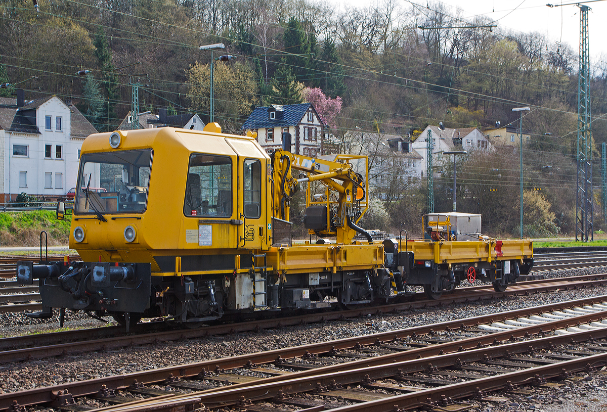 
Gleisarbeitsfahrzeug GAF 100 R (Schweres Nebenfahrzeug Nr. 97 17 50 109 18-5) mit Gleiskraftwagenanhnger H26 - Bauart 303 (Schweres Nebenfahrzeug Nr. 30.3.009) beide von der DB Netz AG, abgestellt am 23.03.2014 beim Bahnhof Dillenburg. 

Das GAF 100 R wurde 1995 von GBM (Gleisbaumechanik Brandenburg/H. GmbH) unter der Fabriknummer 52.1.079 gebaut. 

Technische Daten GAF: 
Achsfolge: B 
Lnge ber Puffer: 9.100 mm
Achsabstand: 4.800 mm 
Hchstgeschwindigkeit: 100 km/h 
Eigengewicht: 16 t 
Zul. Anhngelast: 40 t 
Nutzlast : 5,0 t 
Zur Mitfahrt zugel. Personen: 7 
Der Antrieb des zweiachsigen Fahrzeuges erfolgt von einem 6 Zylinder, wassergekhlten MAM D 0826 LOH 07 Dieselmotor mit 169 kW (230 PS) Leistung ber Lastschaltwendegetriebe auf die Radsatzgetriebe. 

Technische Daten Gleiskraftwagenanhnger: 
Achsanzahl: 2 
Achsabstand: 3.500 mm 
Lnge ber Puffer: 5.760 mm 
