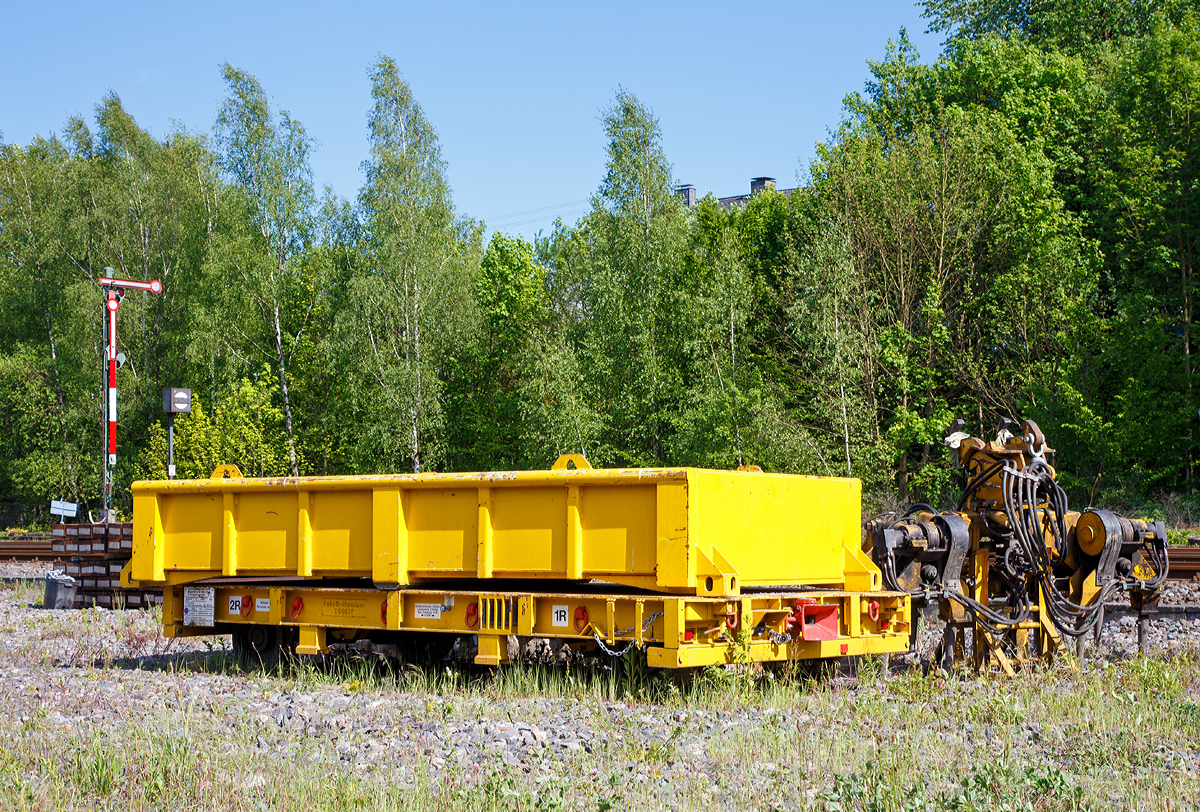 Gleisbauanhnger T5020-2 (Schienengebundenes Gert Registrier Nr. 9983 021) mit Schottermulden der DB Bahnbaugruppe GmbH, abgestellt am 18.05.2015 beim Bahnhof Herdorf.

Der Wagen kann mit Schottermulden oder anderen Aufbauten durch ISO-Twistlocks genutzt werden. Fr den Material- und Werkzeugtransport sind diverse Zurrpunkte sowie Rungeneinstze vorhanden.

Technische Daten:
Hersteller: GOS Tool & Engineering Services Ltd, Blaenavon (Wales - GB)
Baujahr: 2014
Fabriknummer: T00016
Achsanzahl: 2
Raddurchmesser: 500 mm
Spurweite: 1.435 mm
Lnge ber Kupplung: 5.300 mm
Breite: 2.420 mm
Achsstand: 4.600 mm
Hhe: 575 mm ber SOK
Eigengewicht: 3.100 kg (ohne Mulde)
Nutzlast: 19,9 t
Hchstgeschwindigkeit (Hg): 20 km/h (in Kreuzungen und Weichen 10 km/h) 
Bremse: Automatische Federspeicherbremse 
Anmerkung: Der Wagen darf nur im gesperrten Gleis o. im Baugleis verwendet werden.