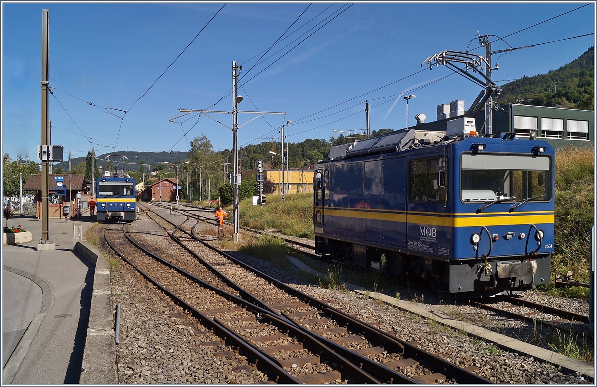 Gleisbauarbeiten bei der CEV: Die MOB Gem 2/2 2502 and 2504 in Blonay bereiten sich für die Führung des leeren Kieszuges via Chamby zur MOB vor.

27.08.2020