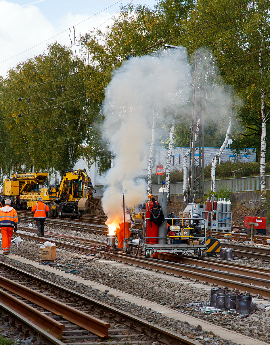 
Gleisbaustelle in Kreuztal am 09.10.2015, eine Thermit-Schweißung eines Schienenstoßes ist gerade in Gange.