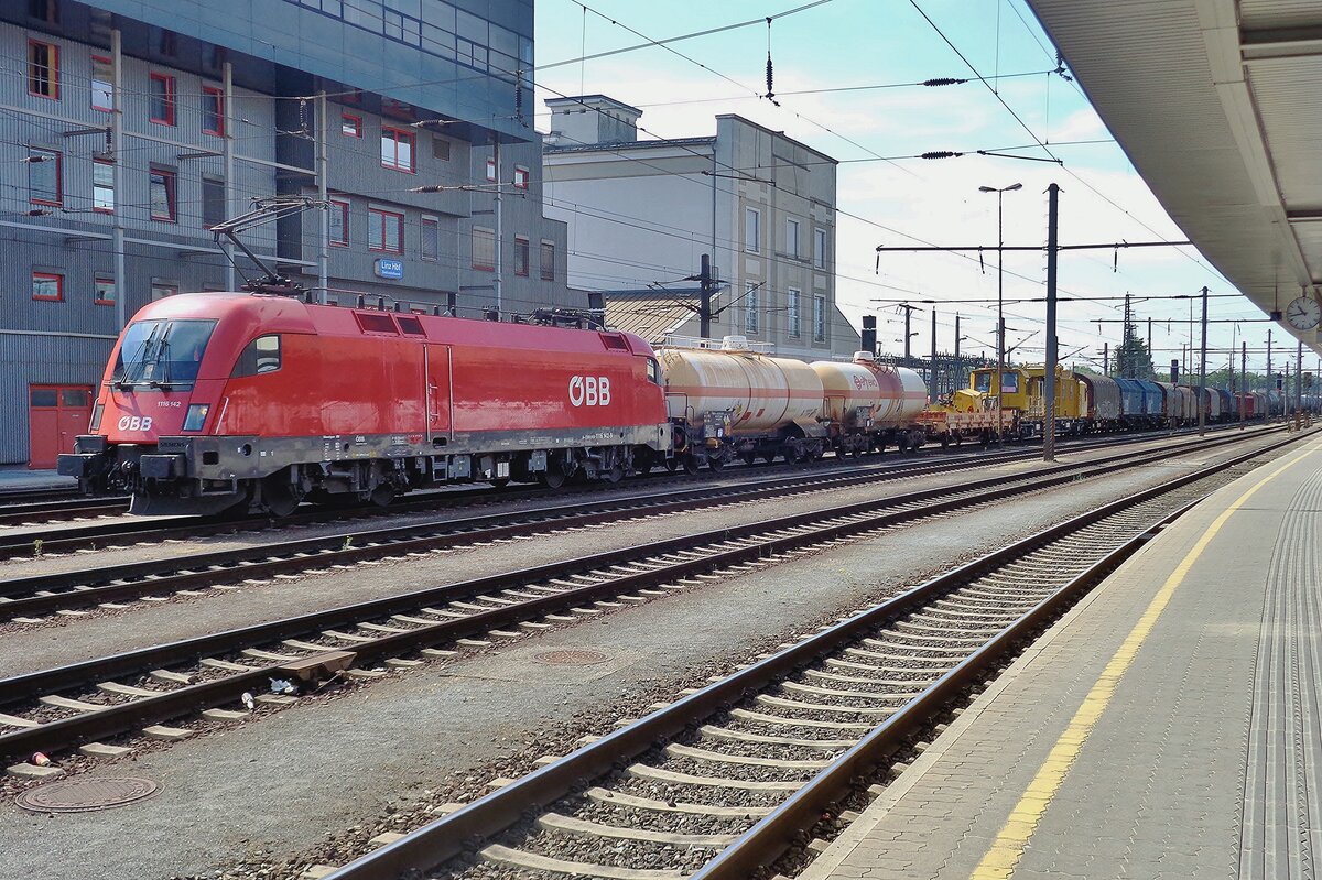 Gleisbauzug mit 1116 142 steht am 8 Mai 2018 in Linz Hbf.