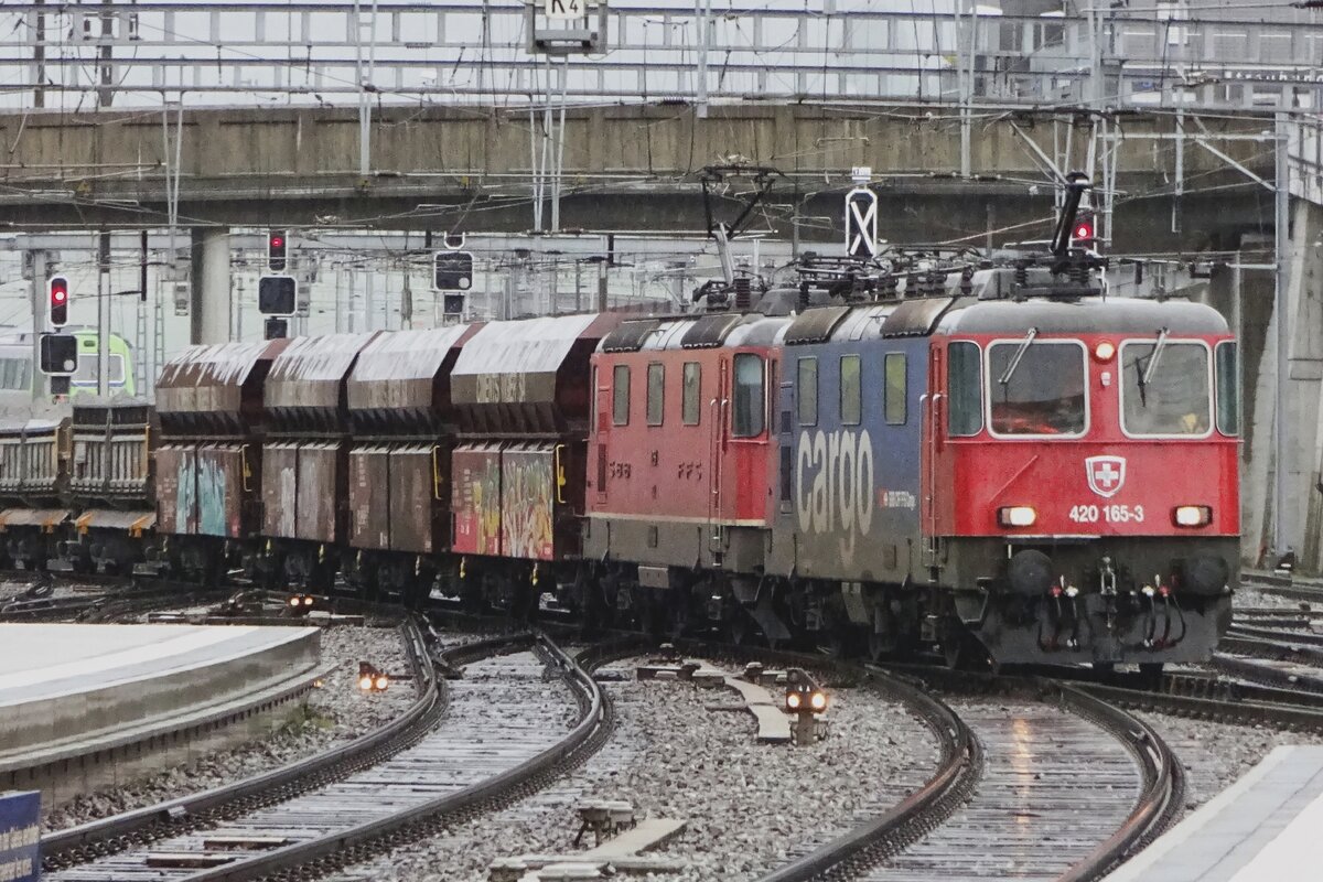 Gleisbauzug mit 420 165 treft am verregneten 29 Mai 2019 in Spiez ein.